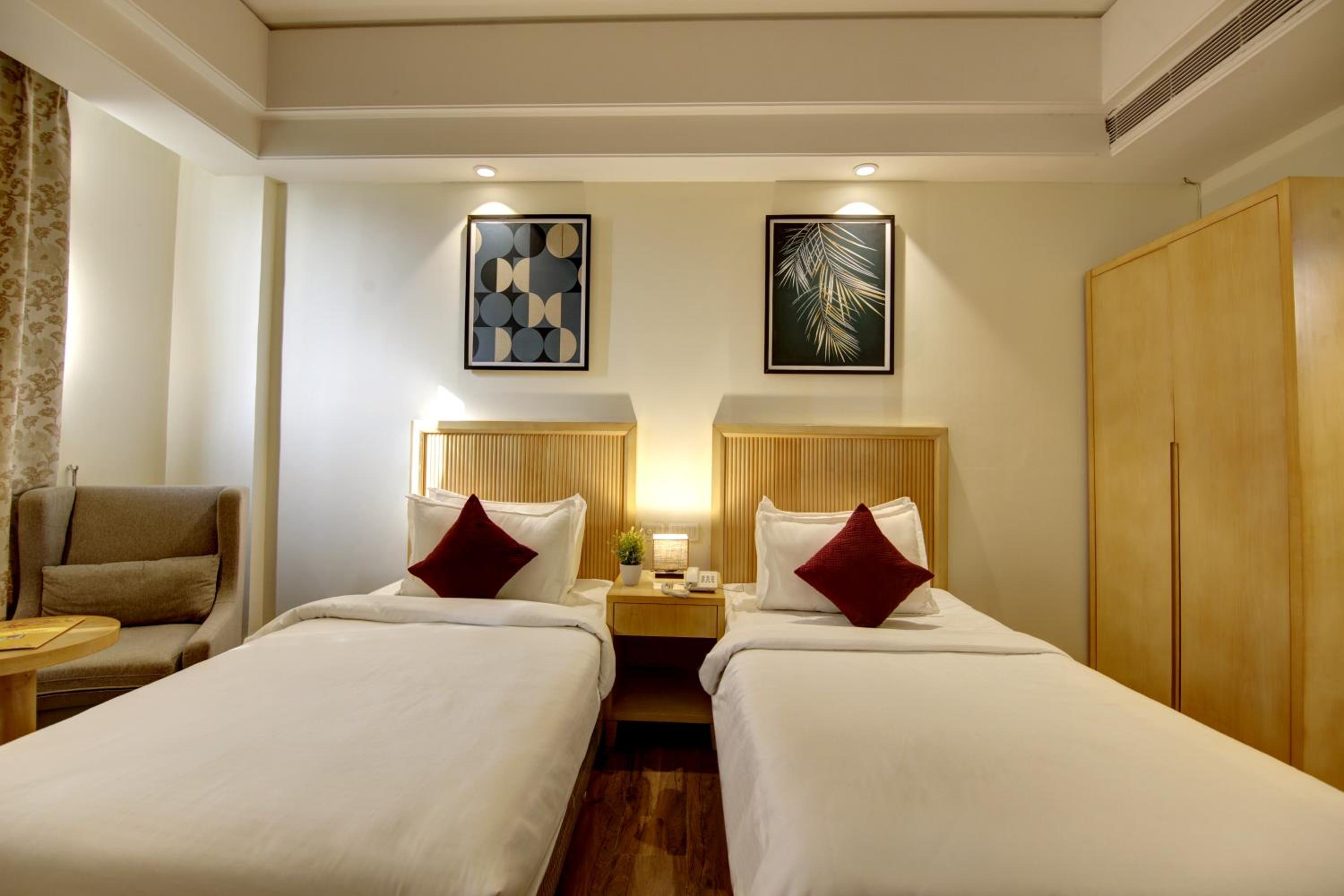 Superior Twin Room with City View - Photo 6