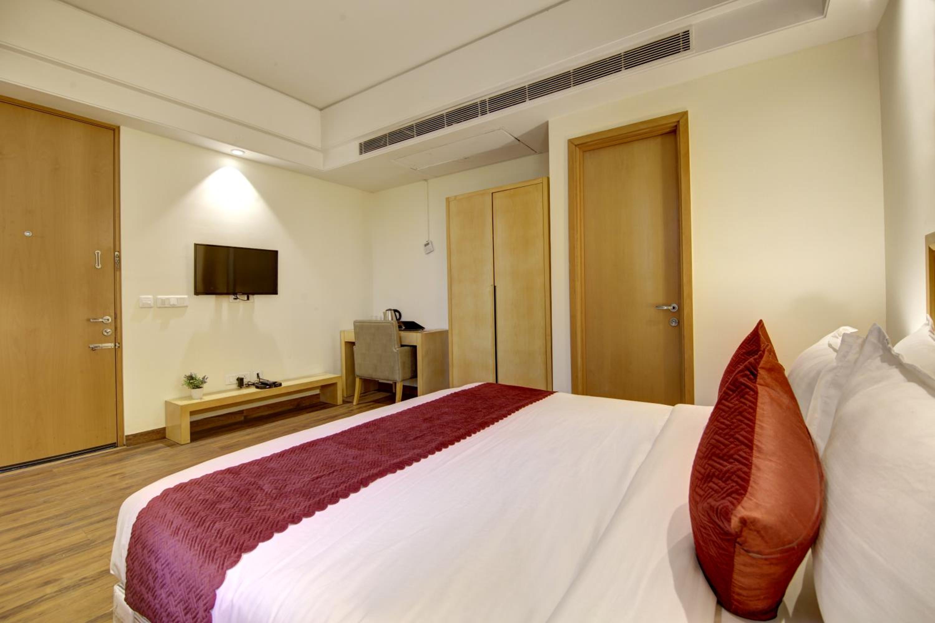 Suite with City View - Photo 5