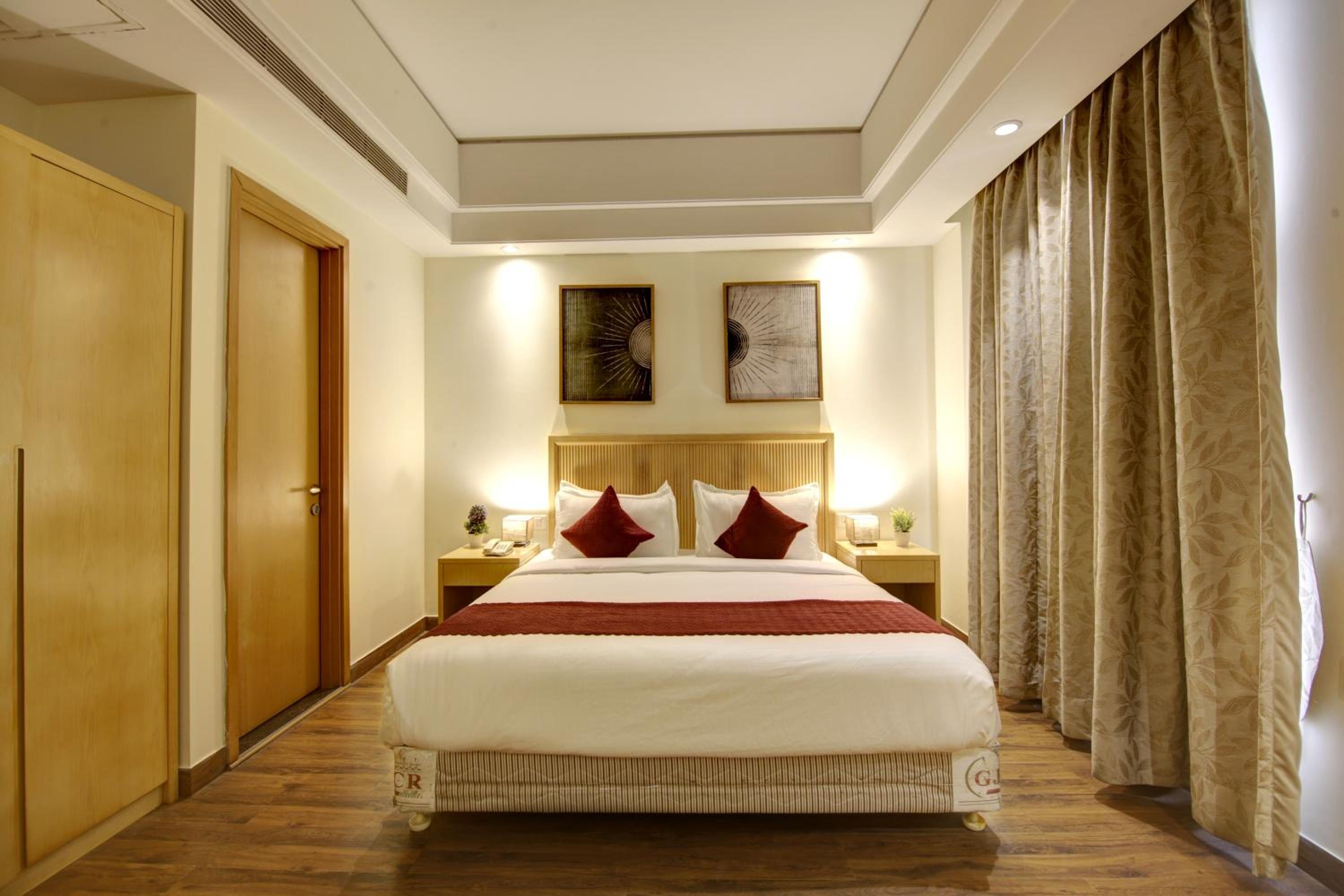 Suite with City View - Photo 3