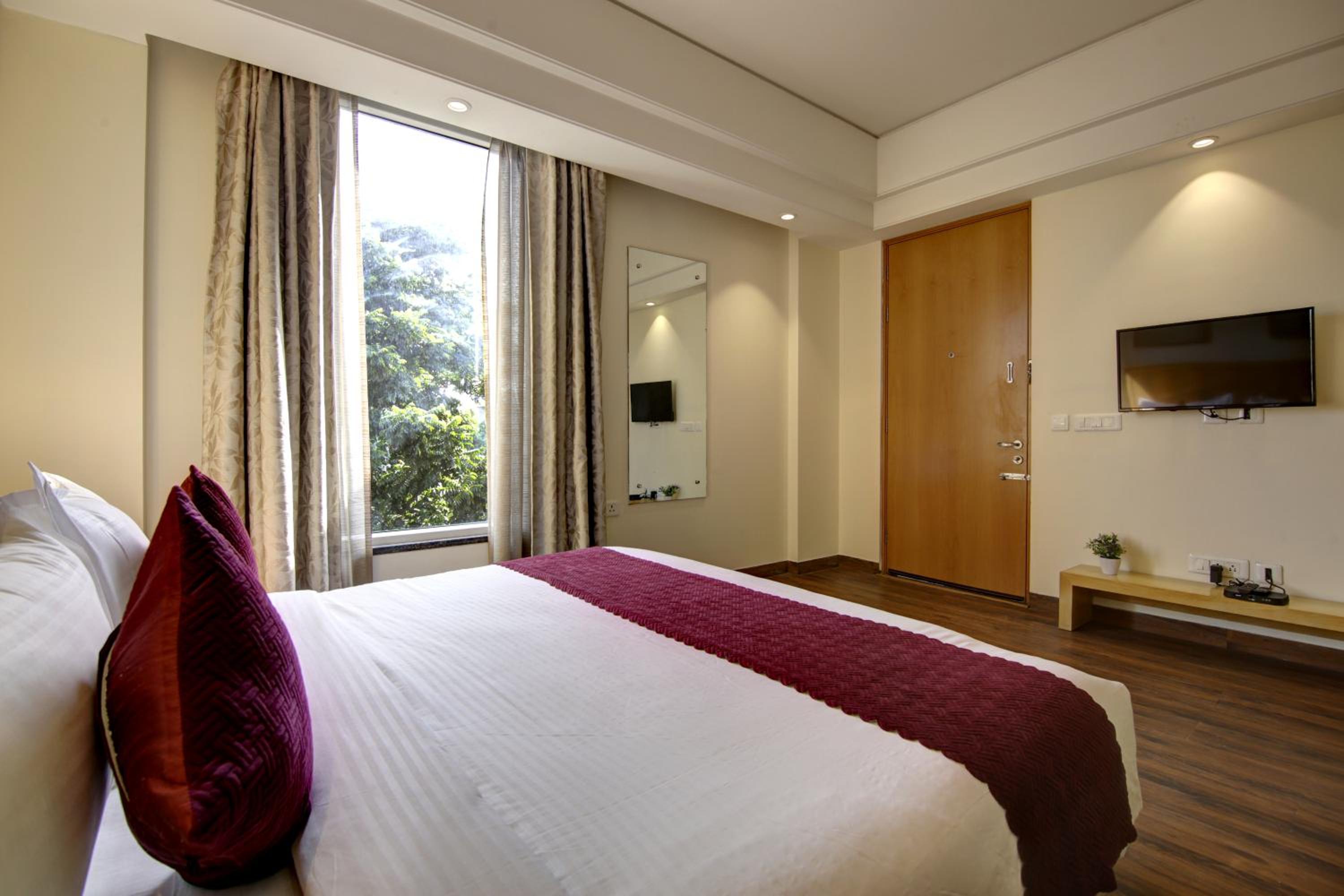 Suite with City View - Photo 2