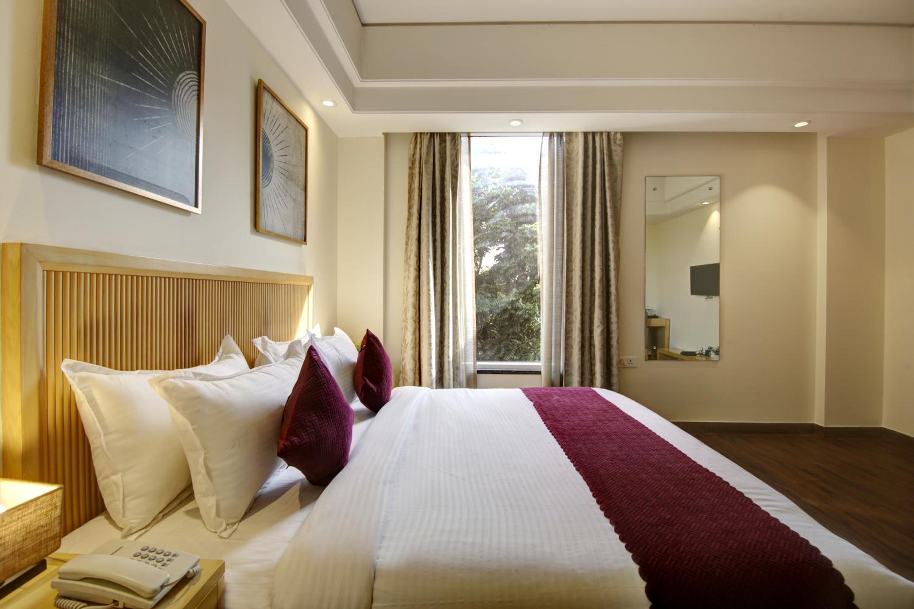 Suite with City View - Photo 11
