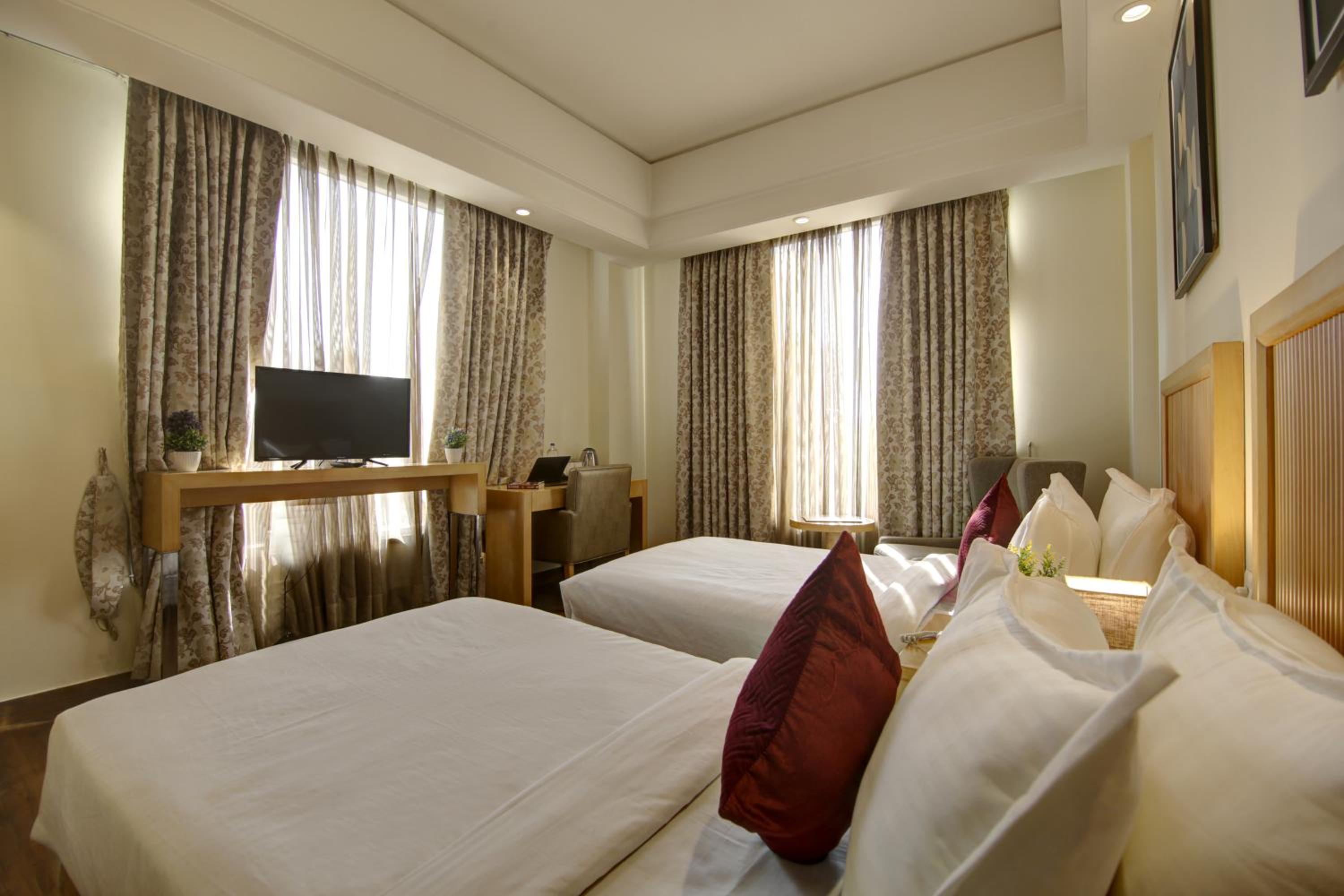 Superior Twin Room with City View - Photo 4