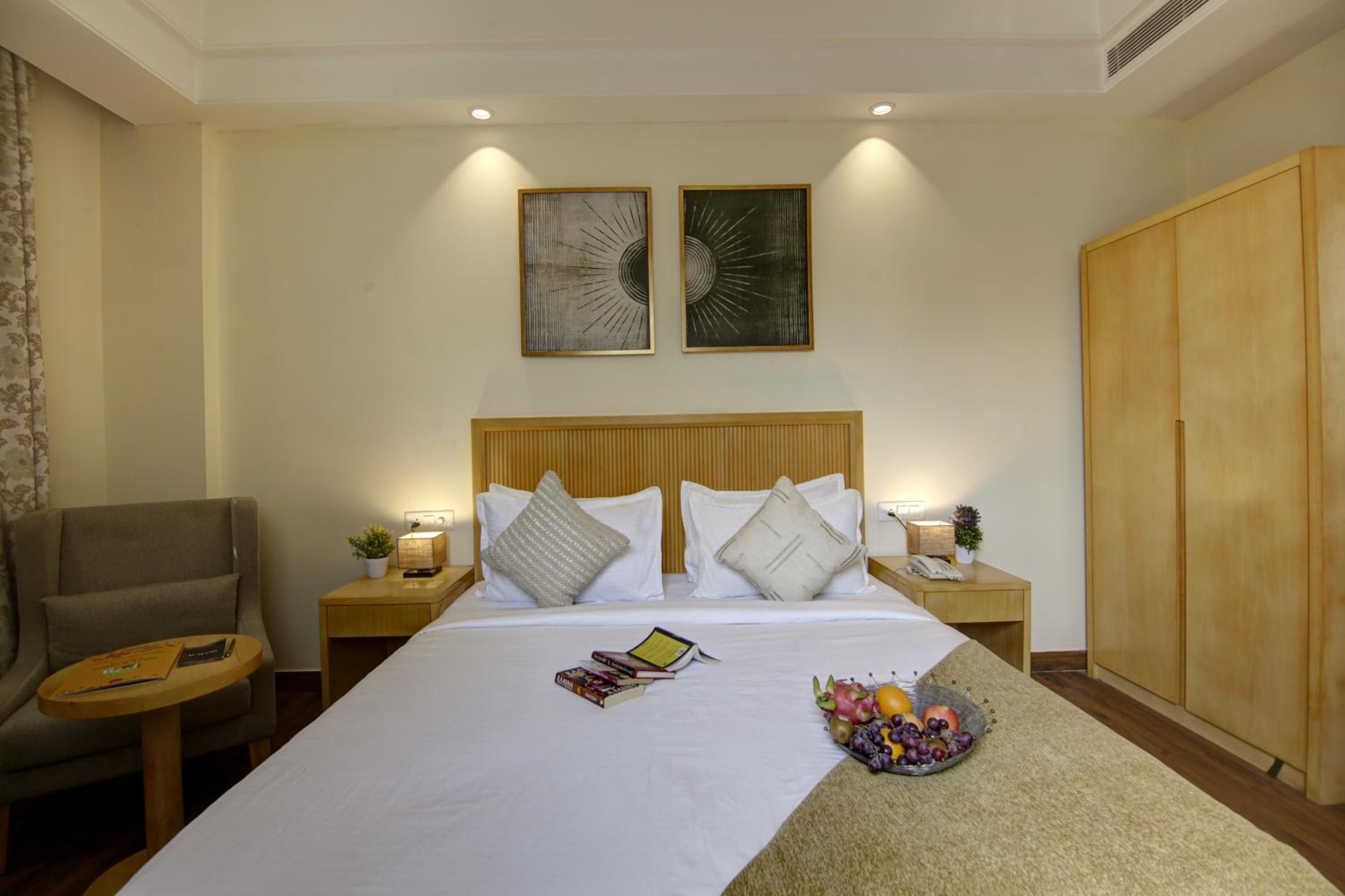 Suite with City View - Photo 16
