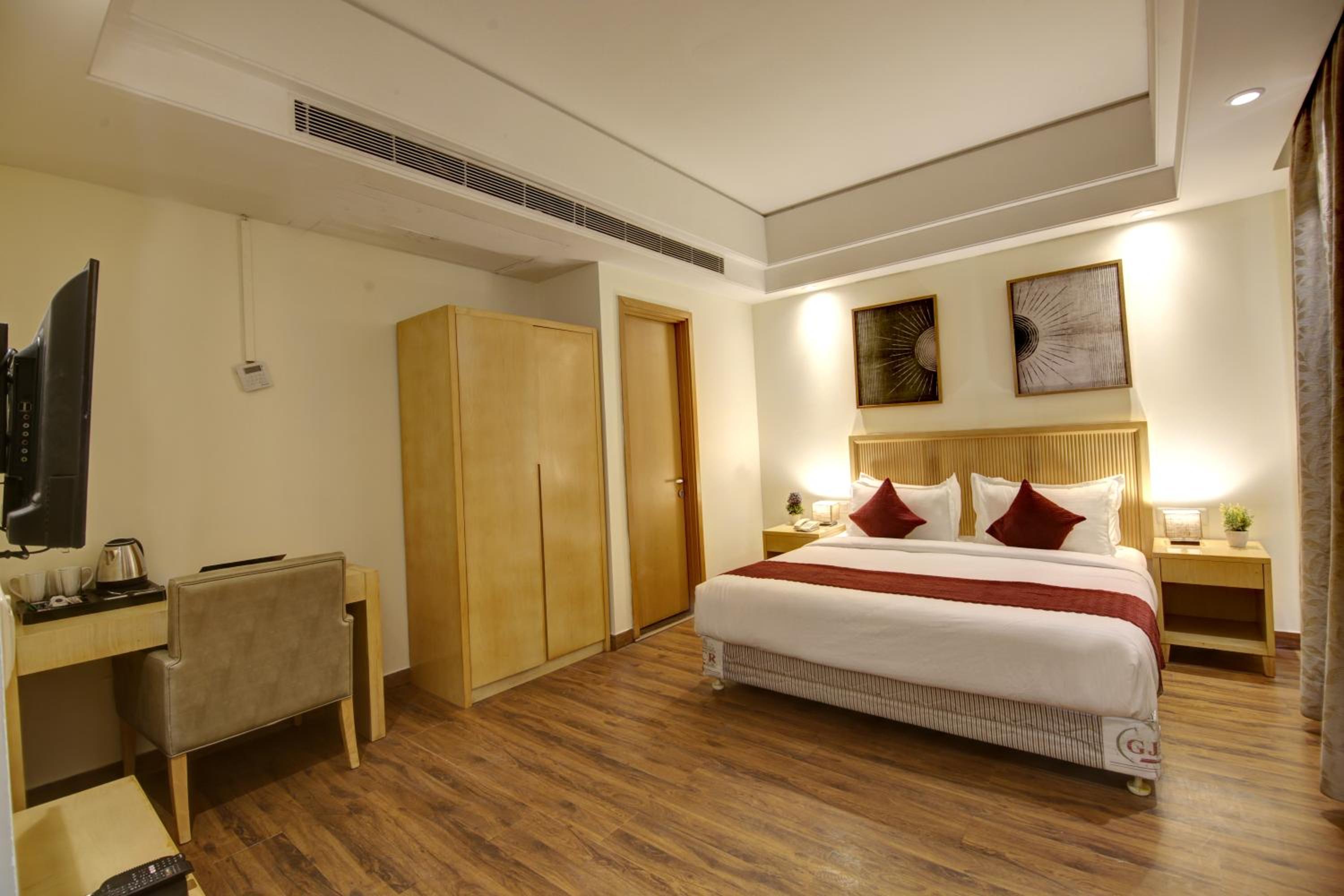 Suite with City View - Photo 1