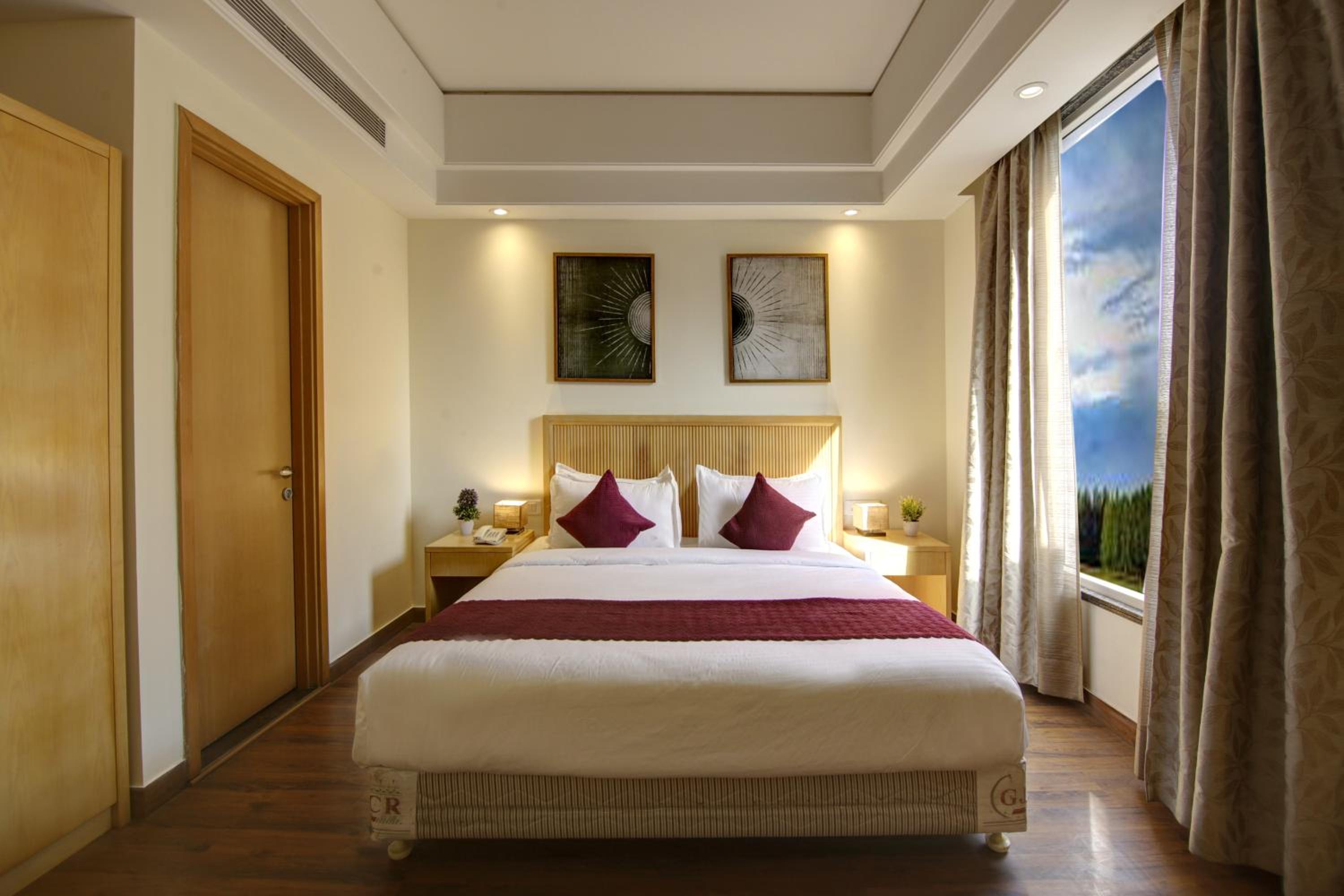 Suite with City View - Photo 13