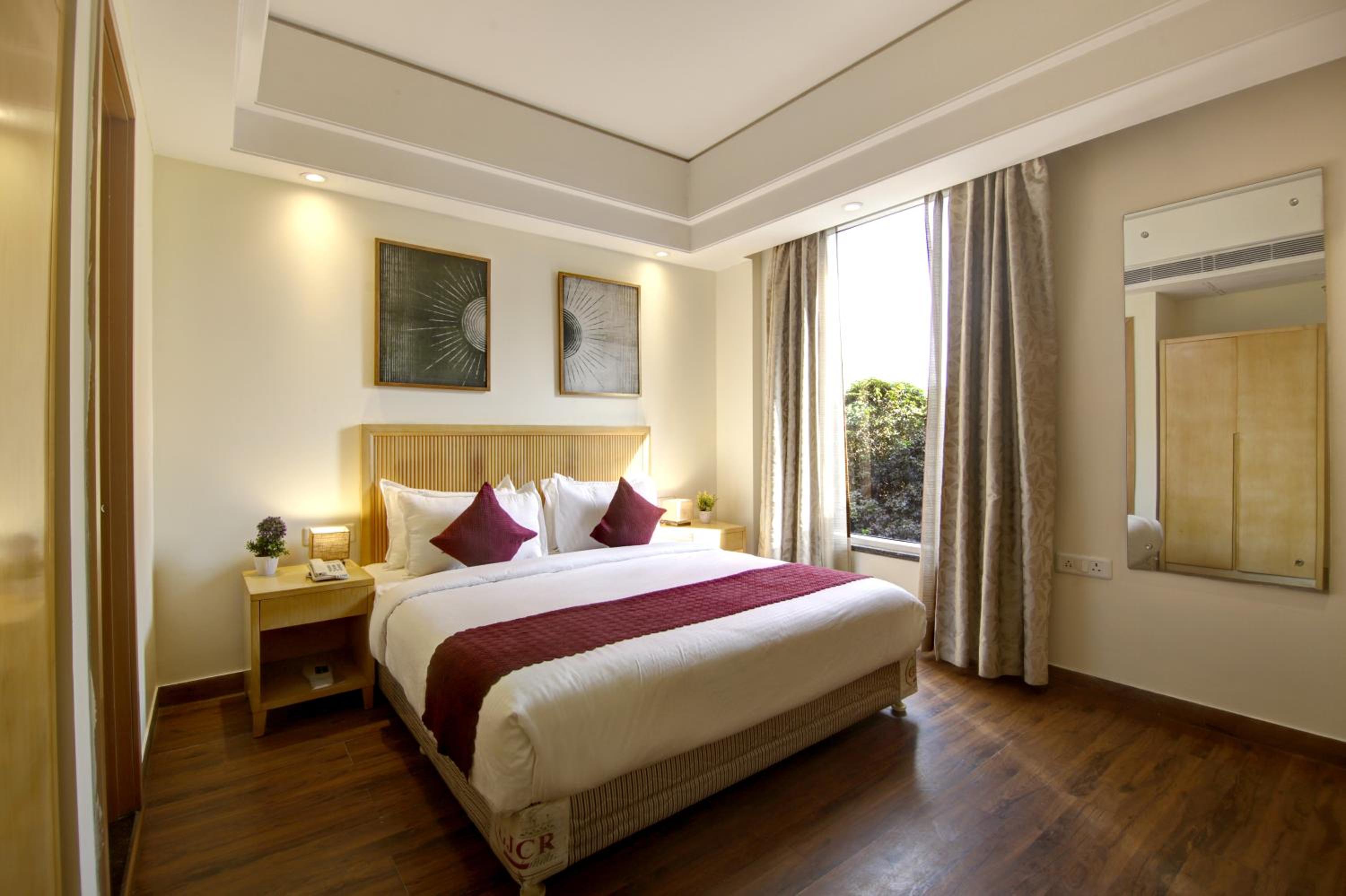 Suite with City View - Photo 12