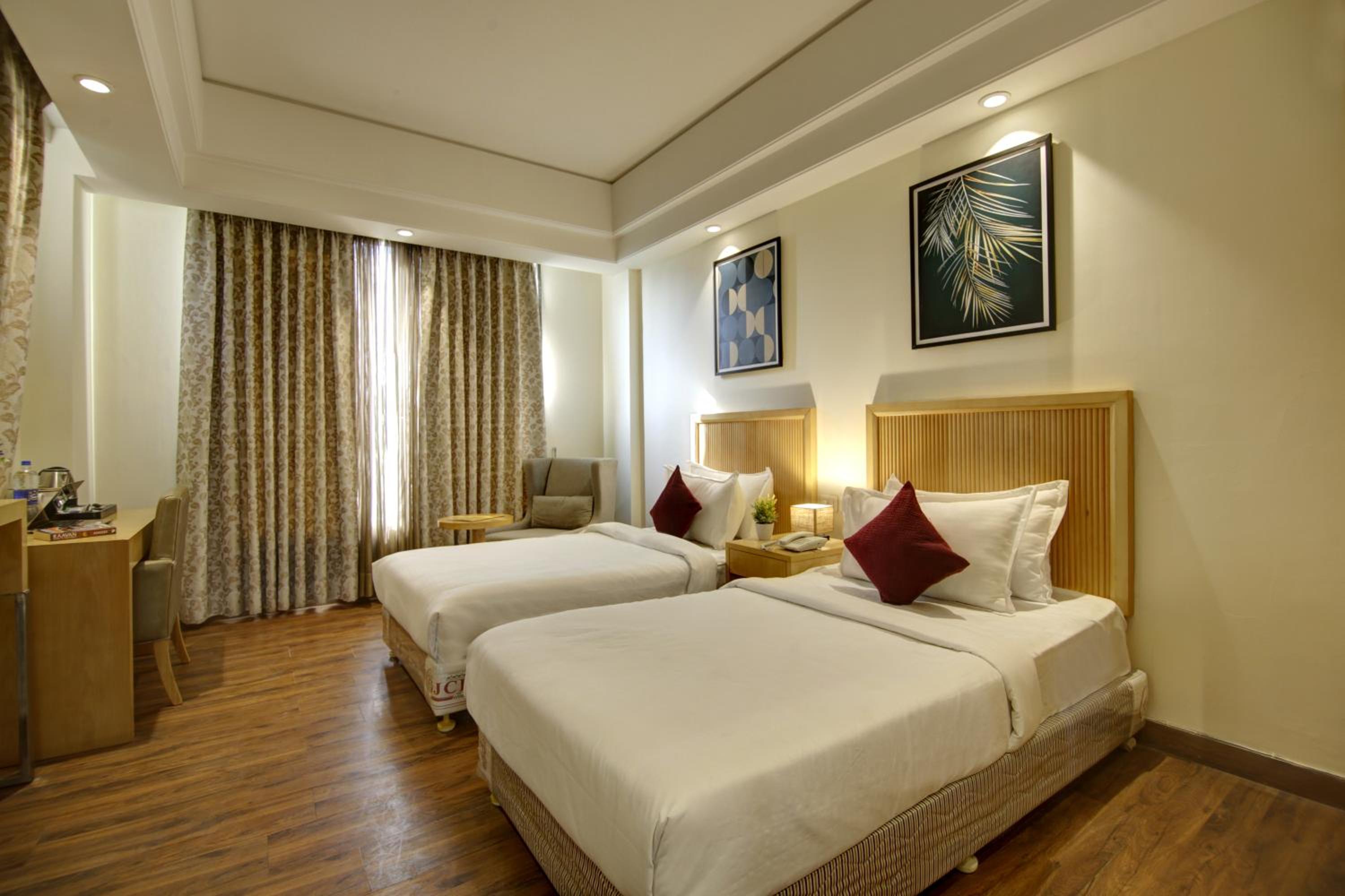 Superior Twin Room with City View - Photo 10