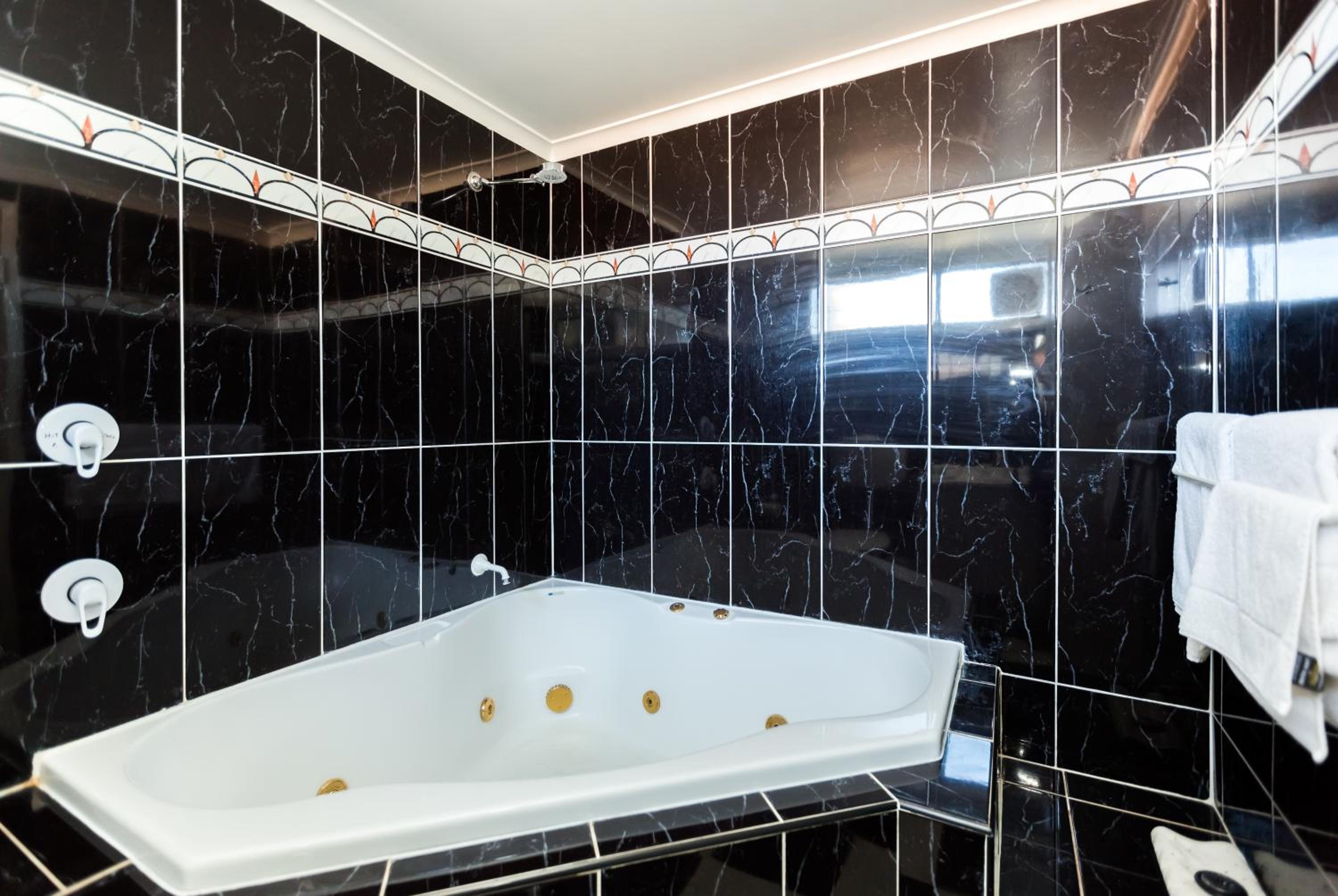 King Room with Spa Bath - Photo 5