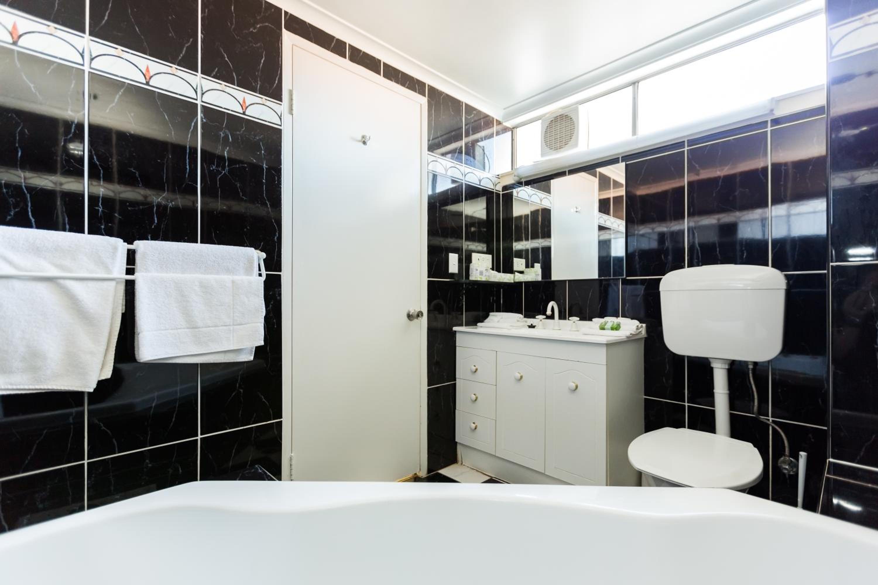 King Room with Spa Bath - Photo 4