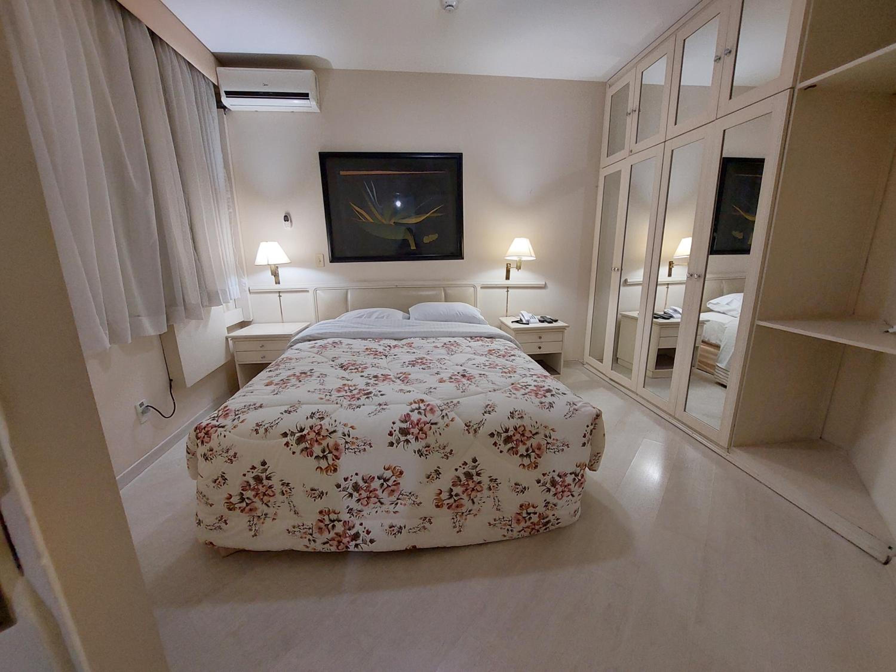 One-Bedroom Apartment - Photo 1