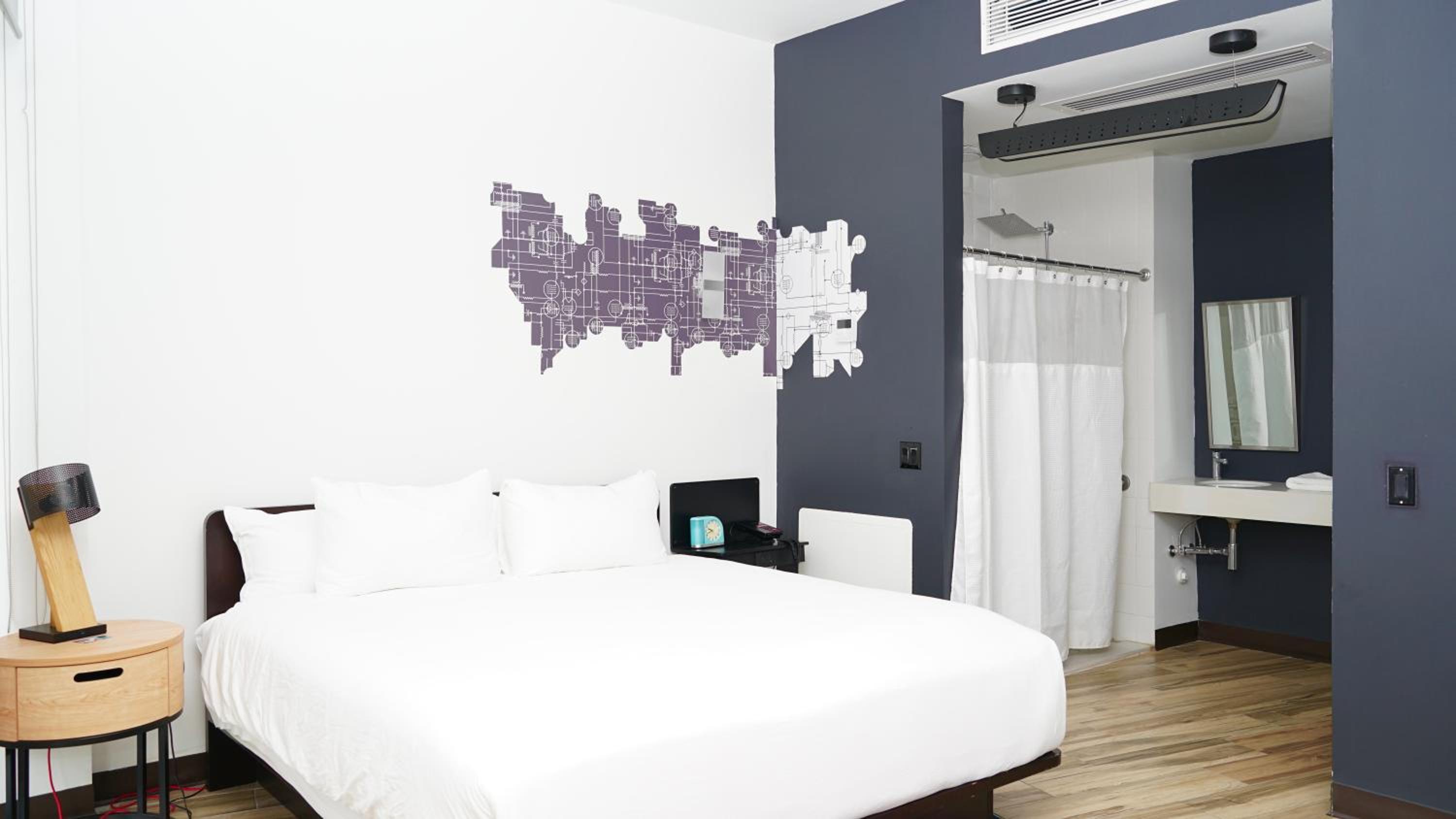 King Room with Roll-In Shower - Disability Access photo 2