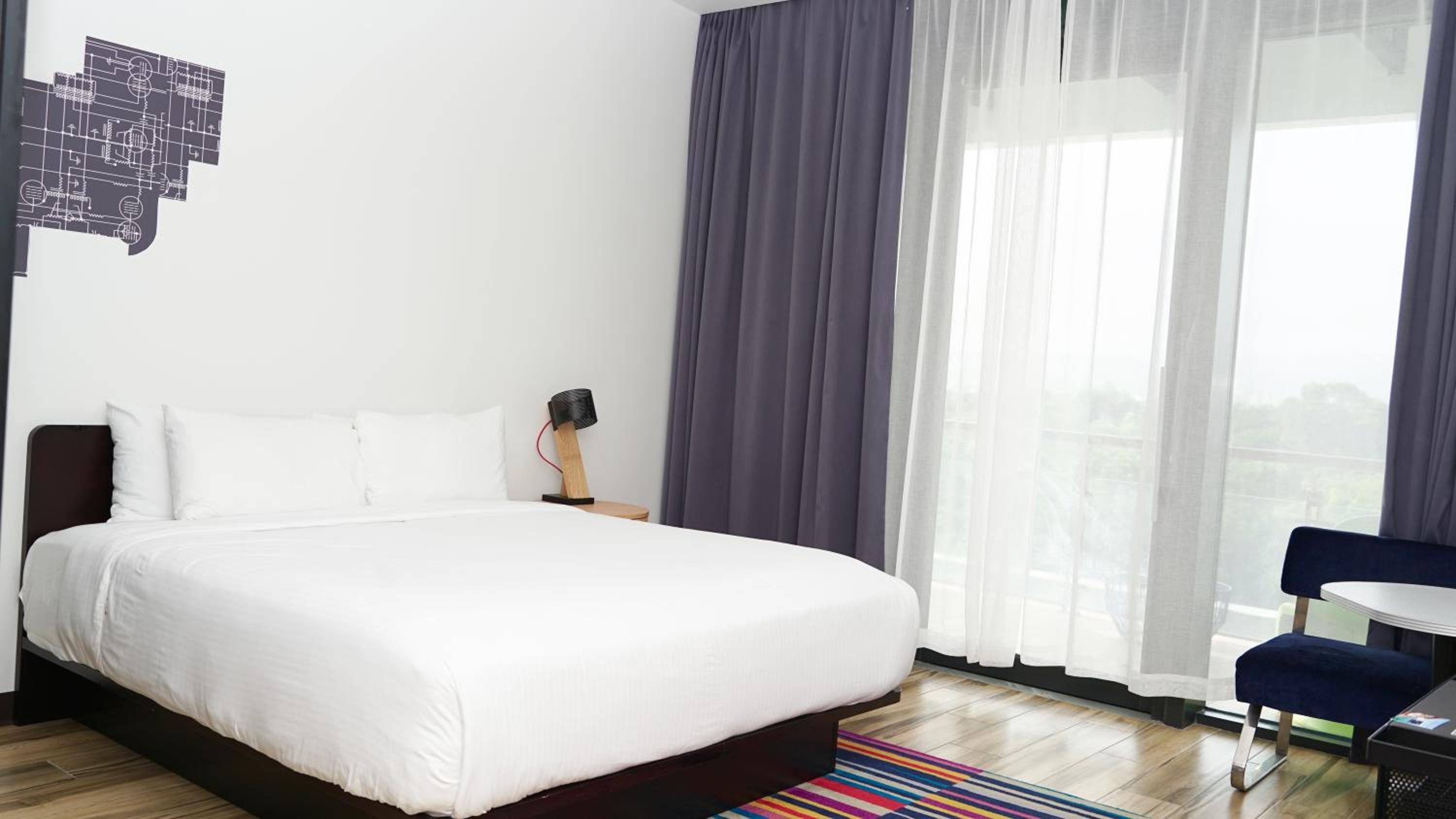 King Room with Balcony - Photo 6