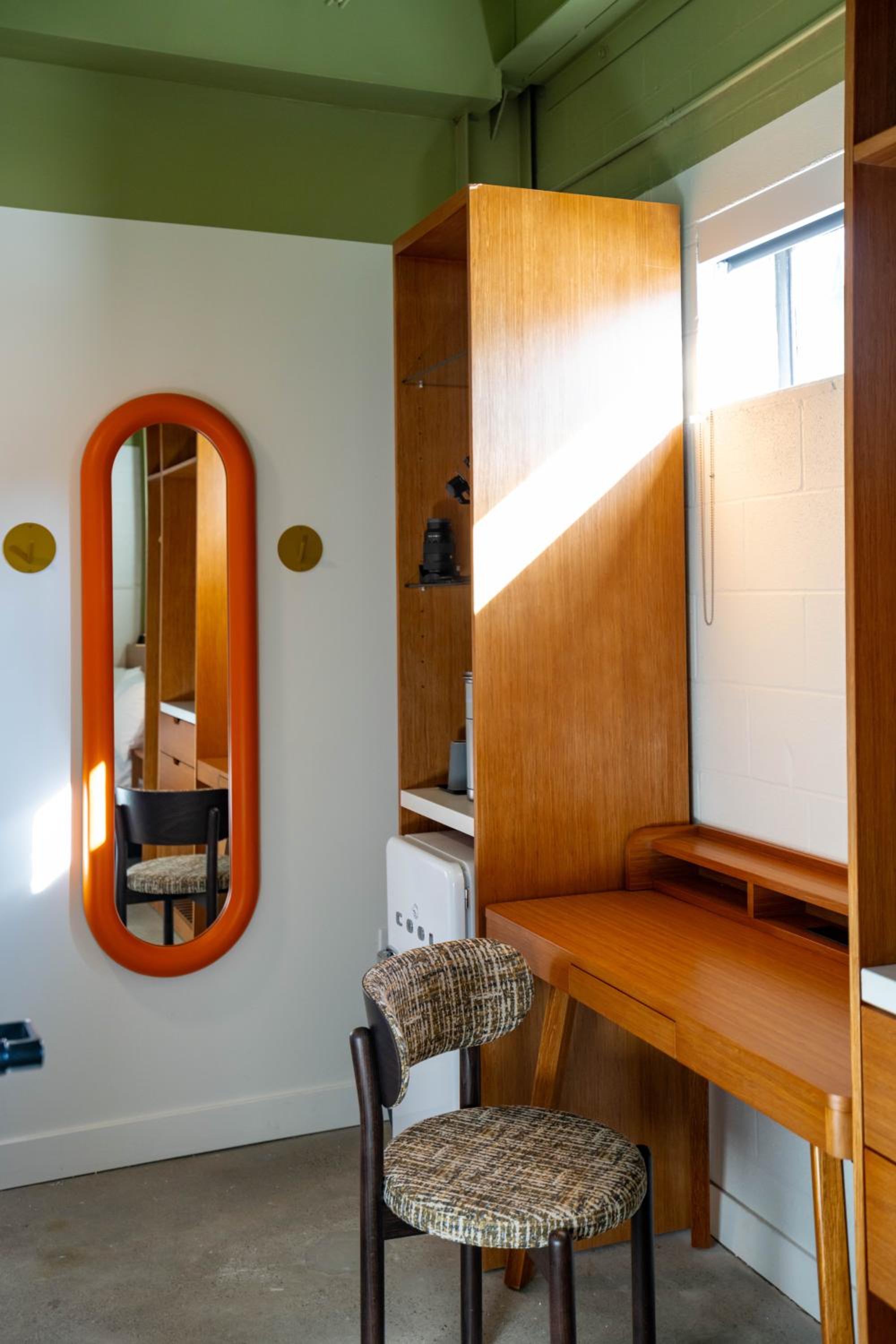 Standard King Room - Photo 9