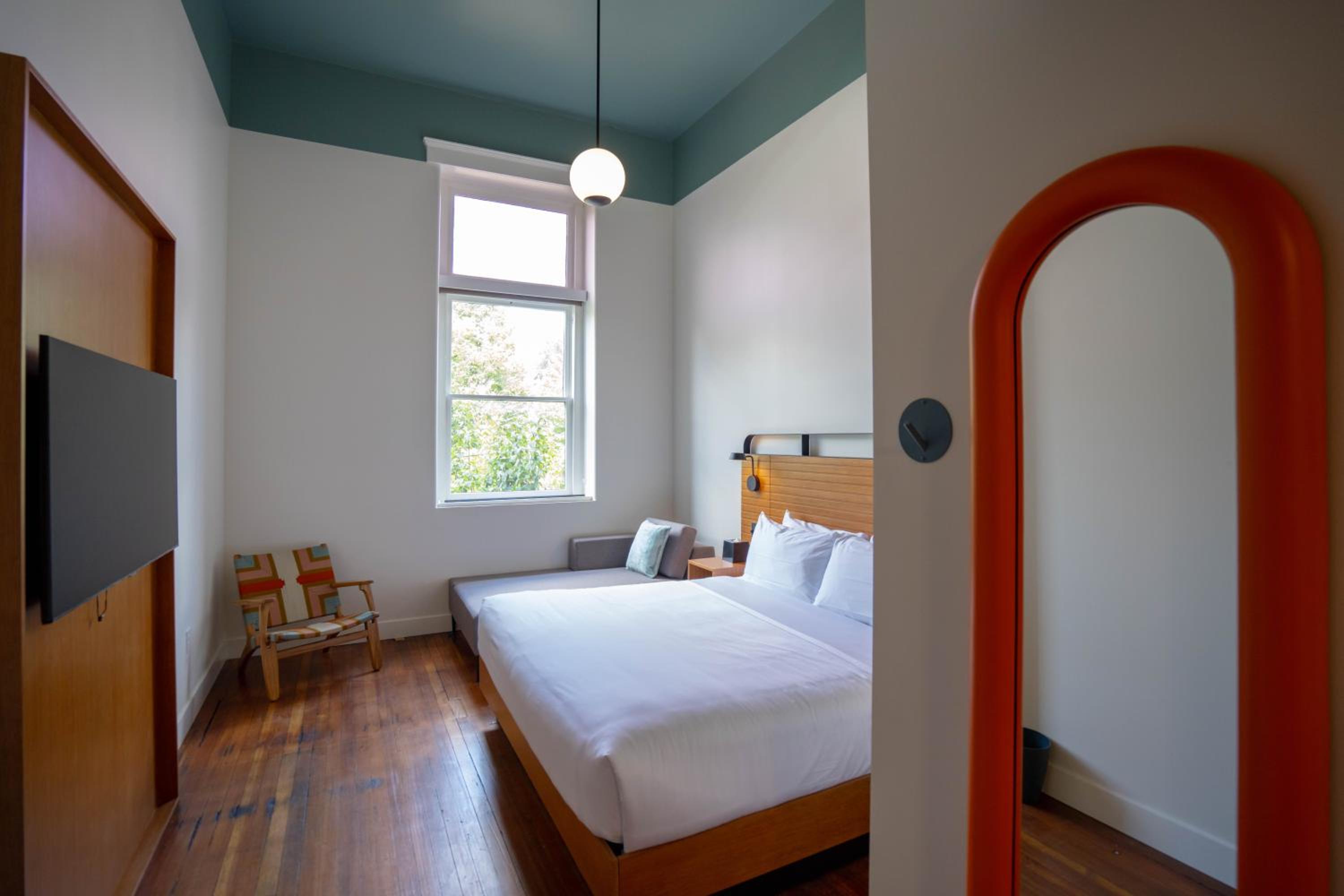 Standard King Room - Photo 8