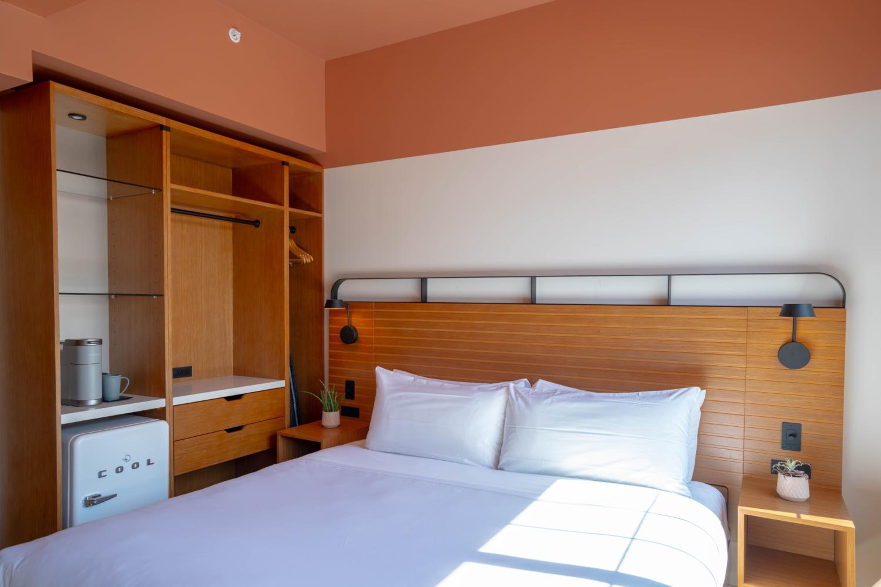 Standard King Room - Photo 7