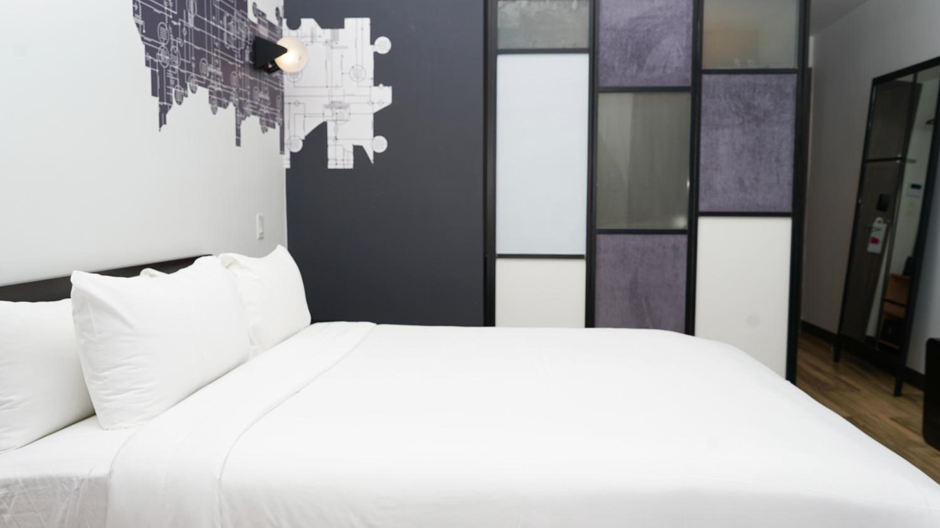King Room with Balcony - Photo 1