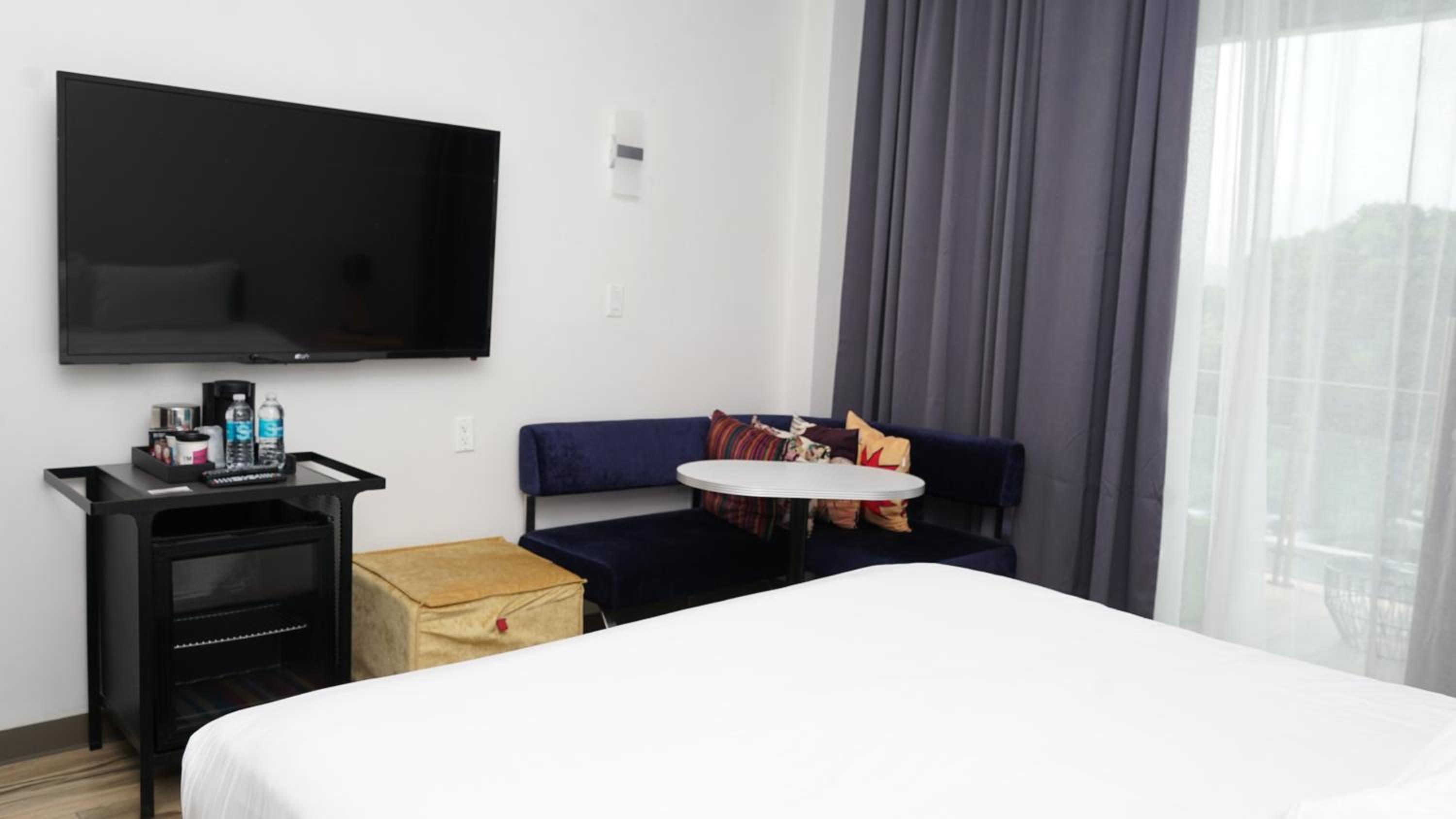 King Room with Balcony - Photo 3