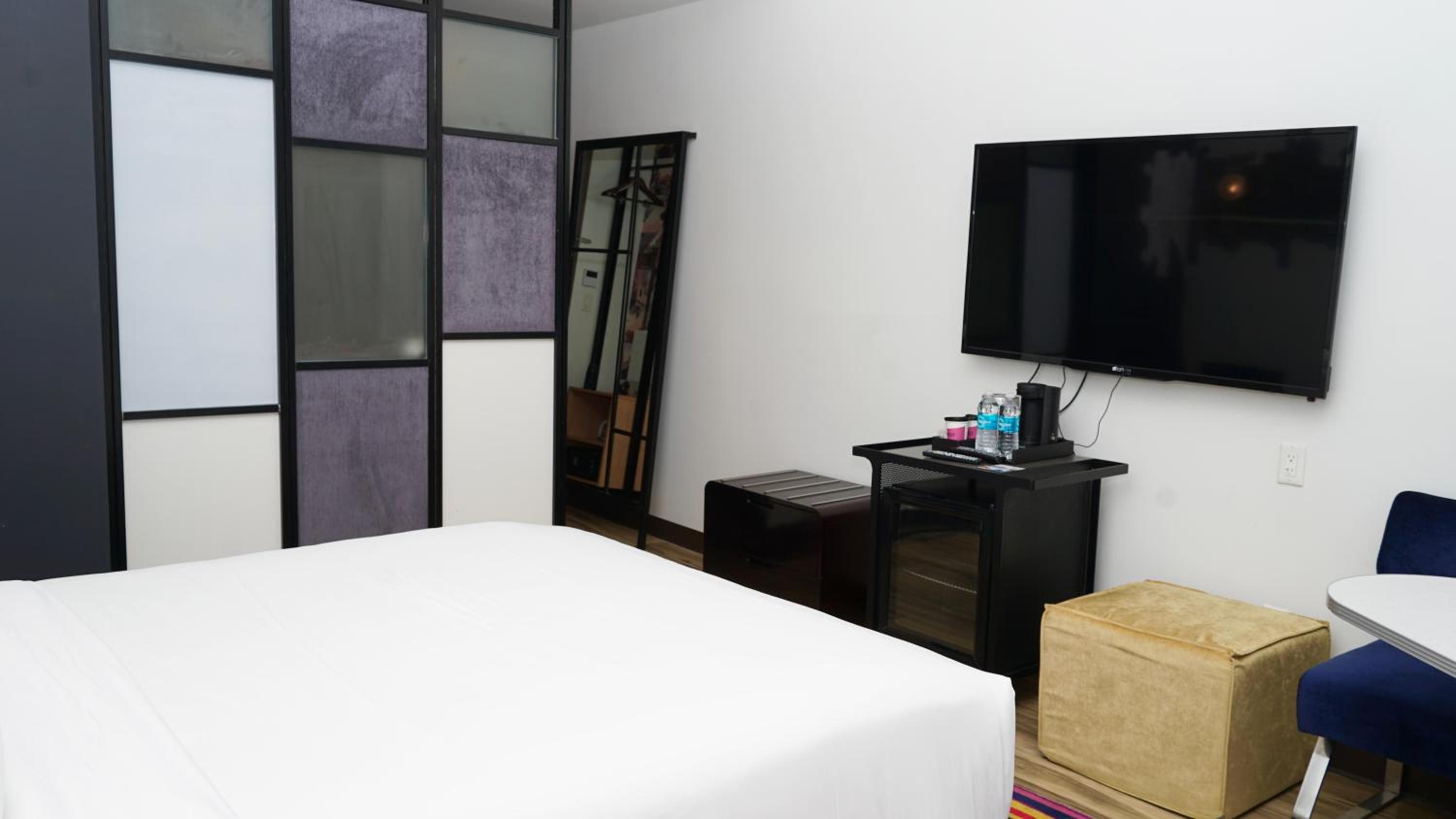 King Room with Balcony - Photo 2
