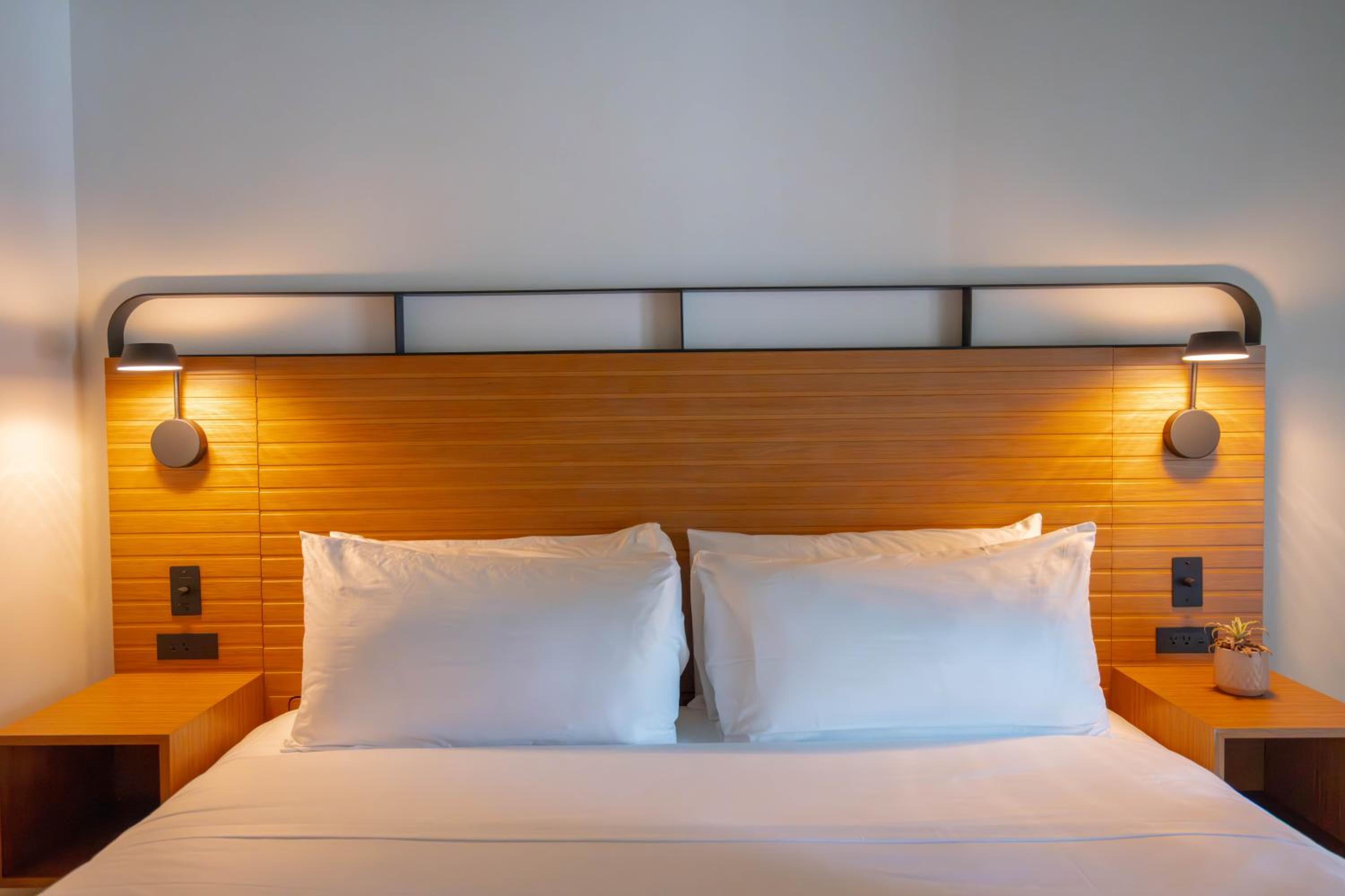 Standard King Room - Photo 13