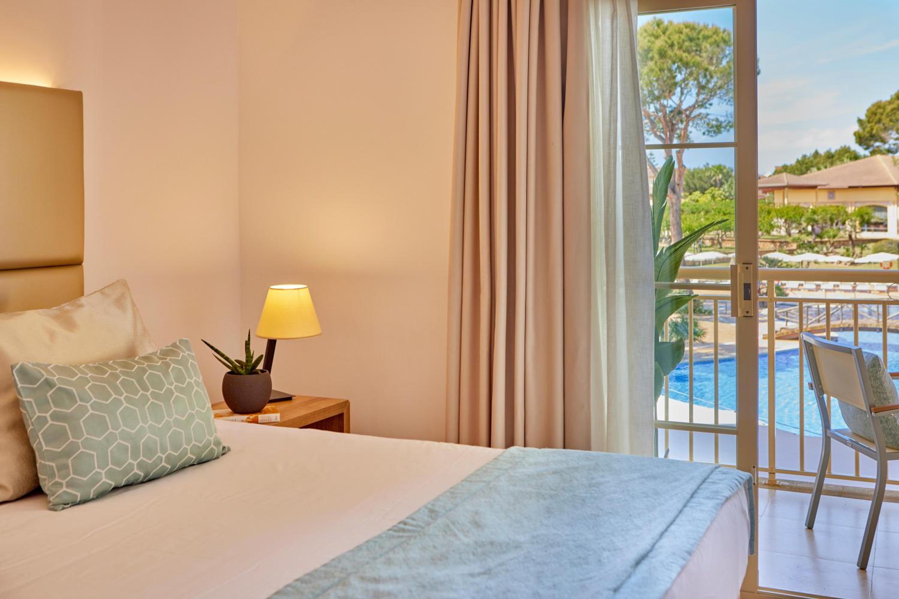 Suite de una habitación con vista a la piscina