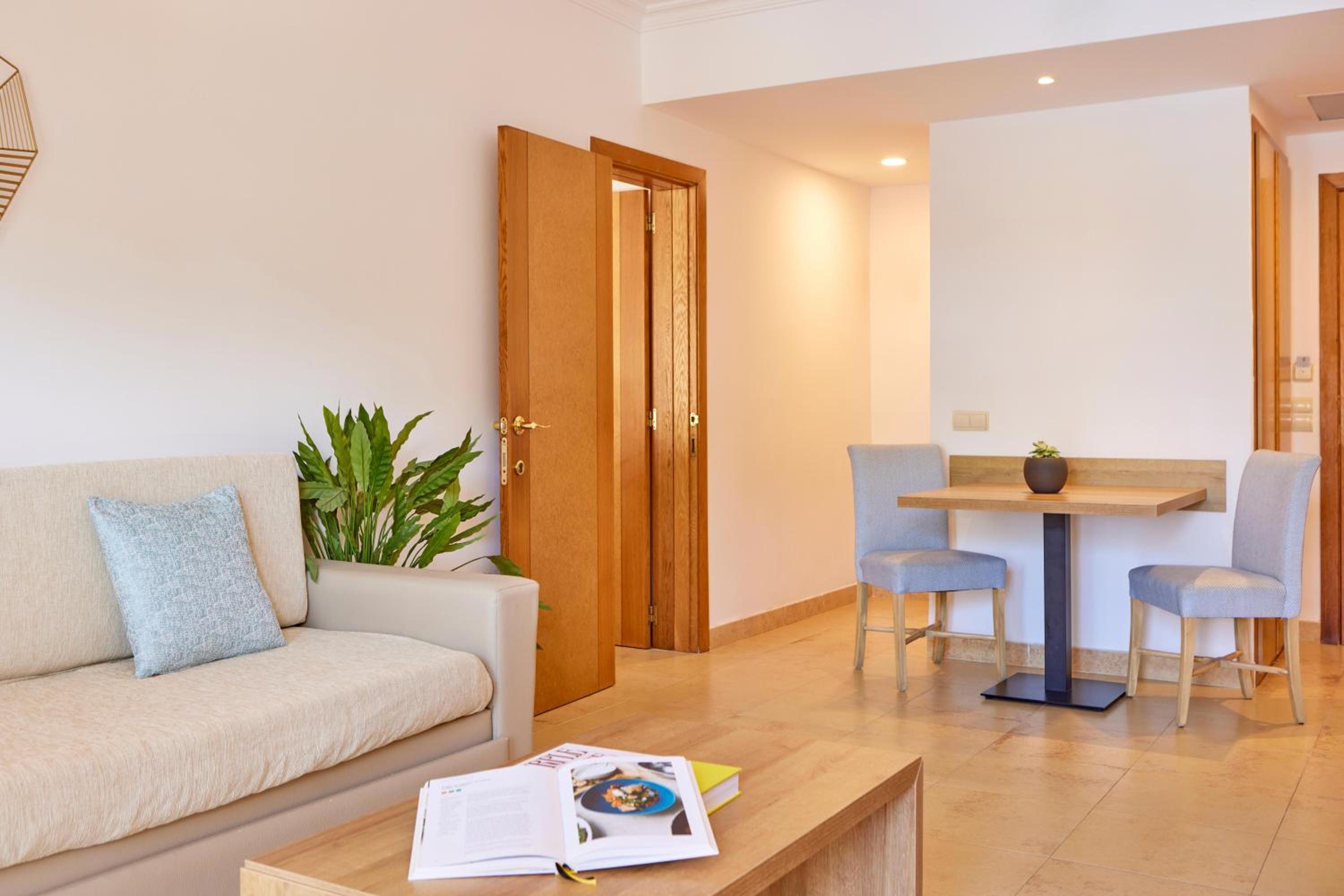 Conjunto de suites de dos habitaciones con vista a la piscina.