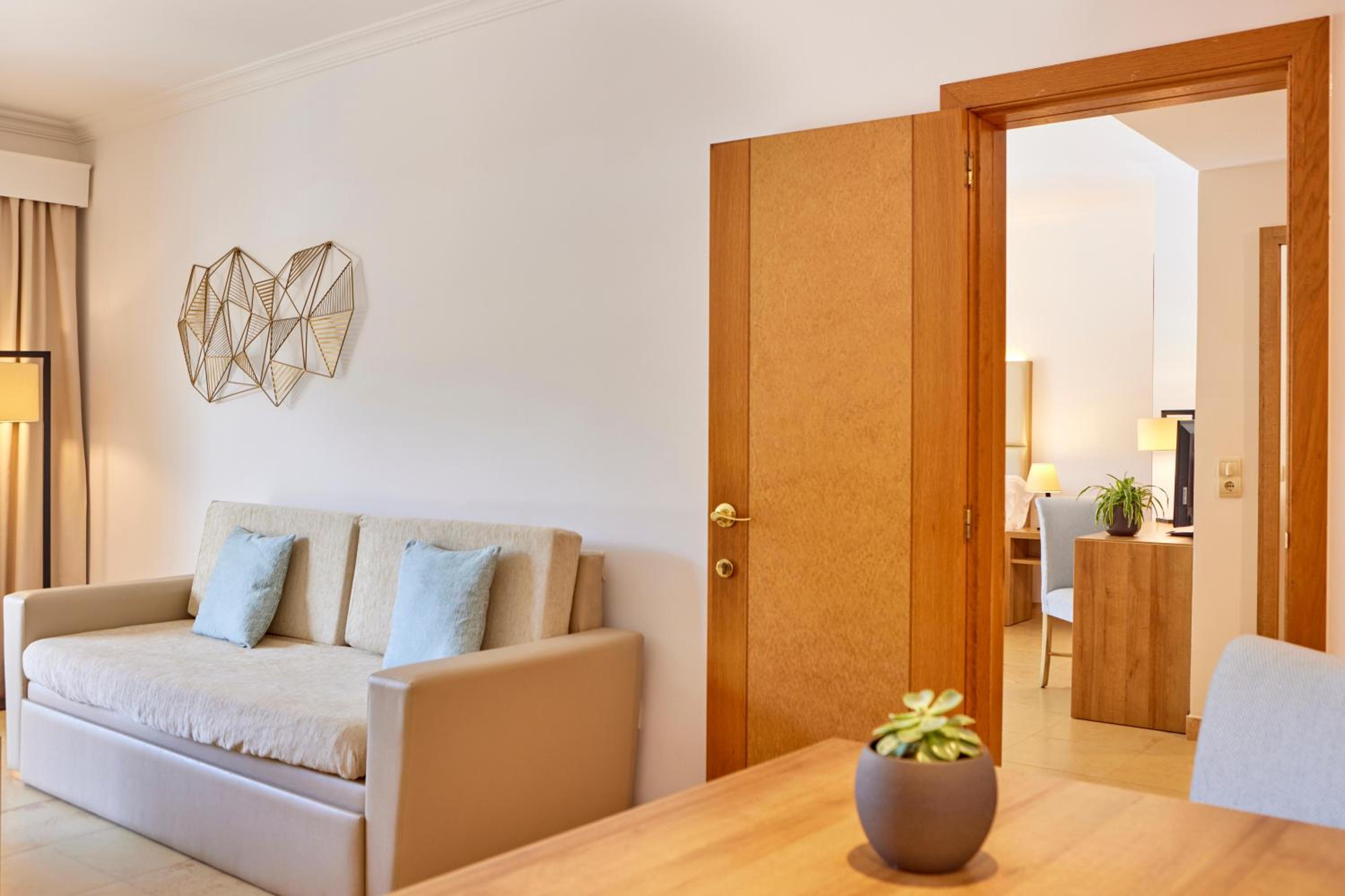 Conjunto de suites de dos habitaciones con vista a la piscina.
