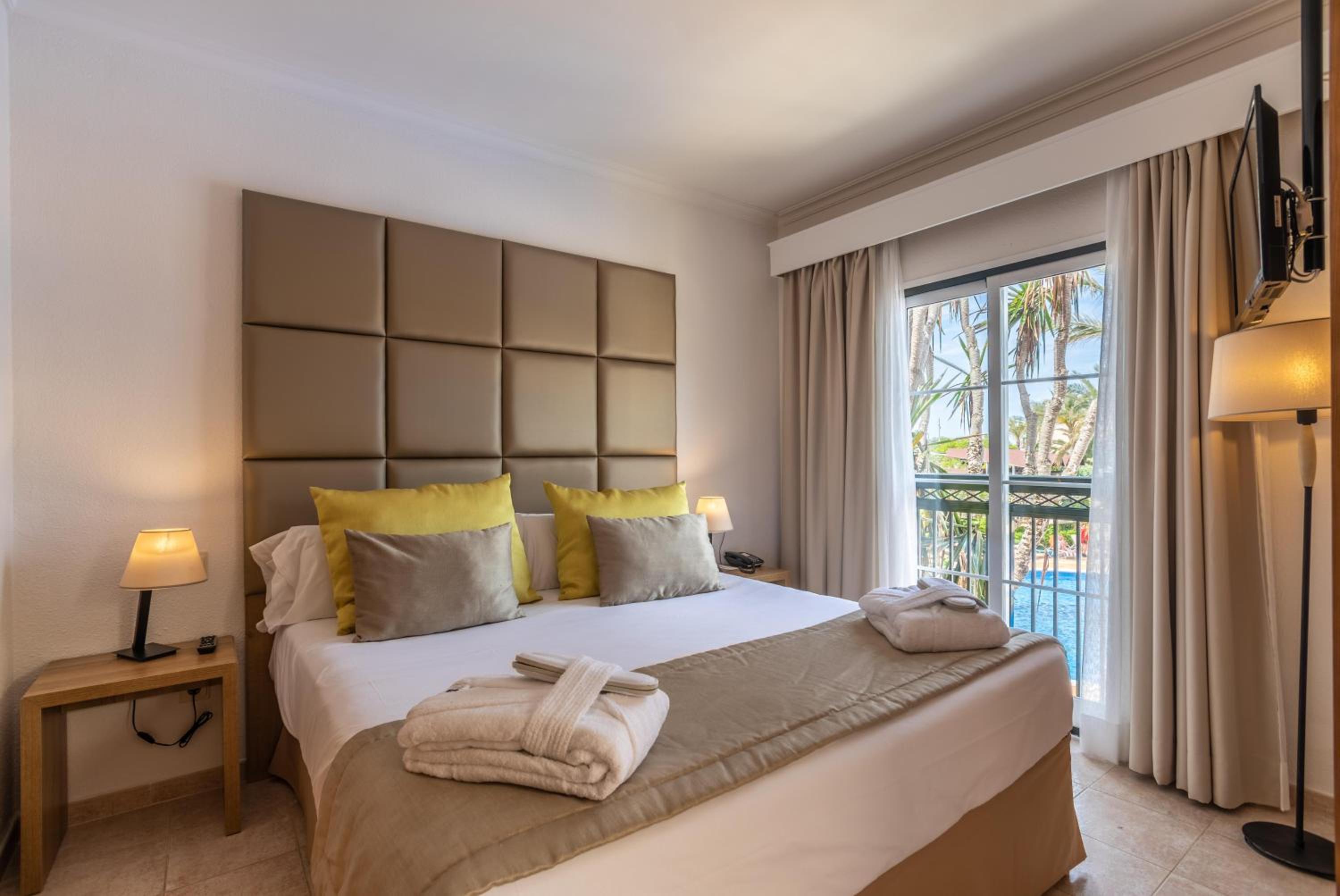Suite de un dormitorio con vista a la piscina