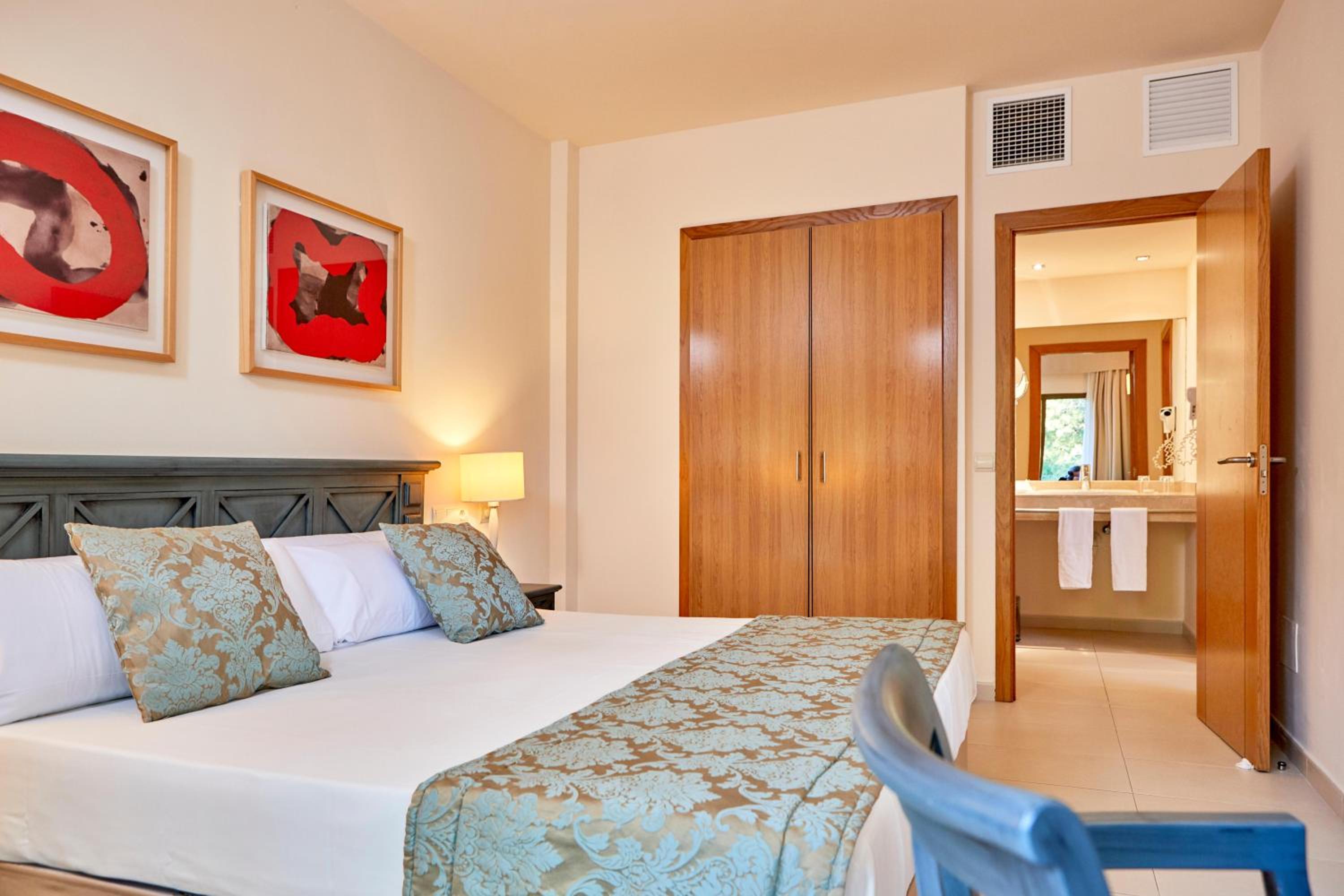 One-Bedroom Park Suite with Pool View - Photo 1
