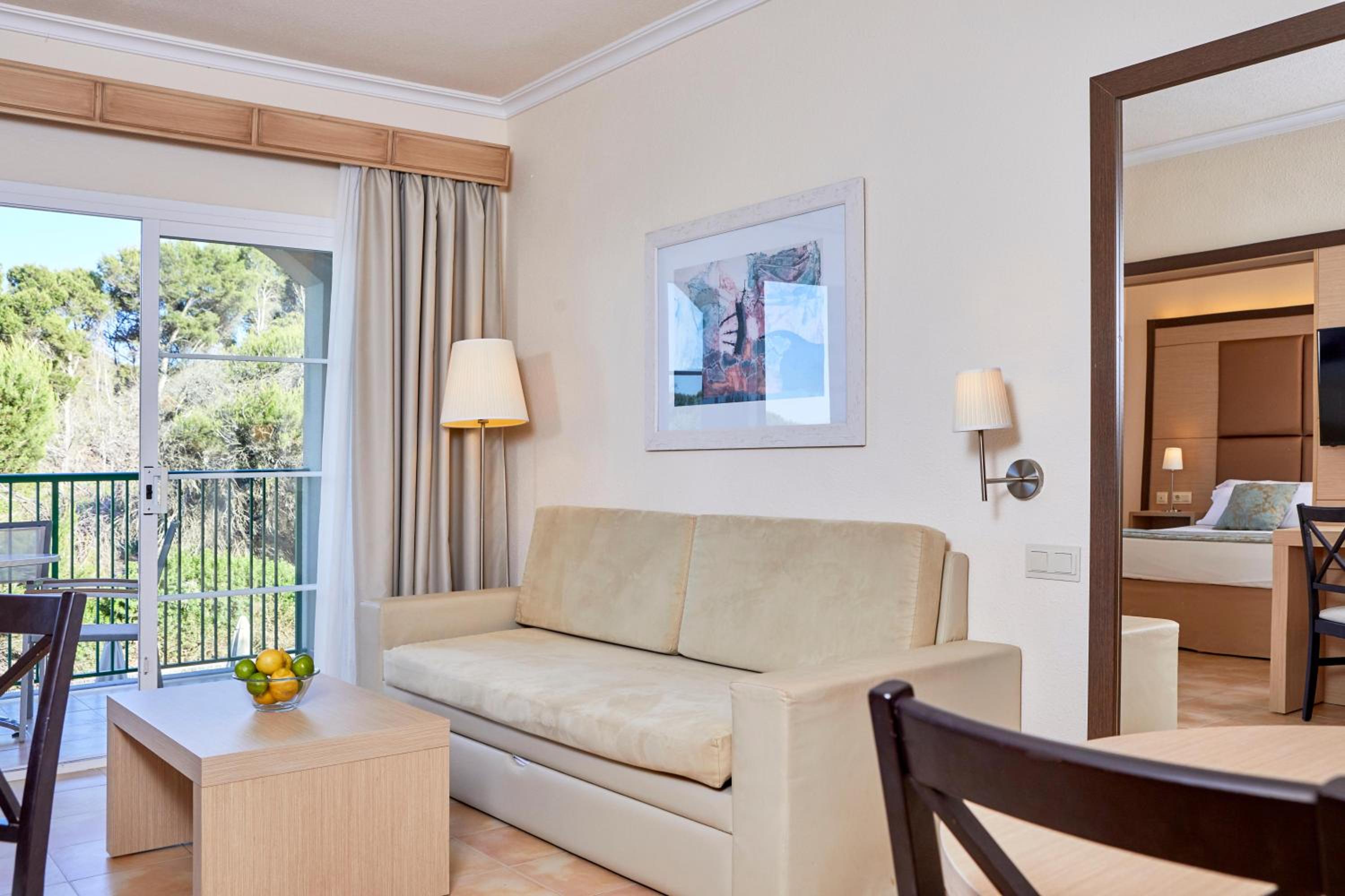 One-Bedroom Suite - Photo 3