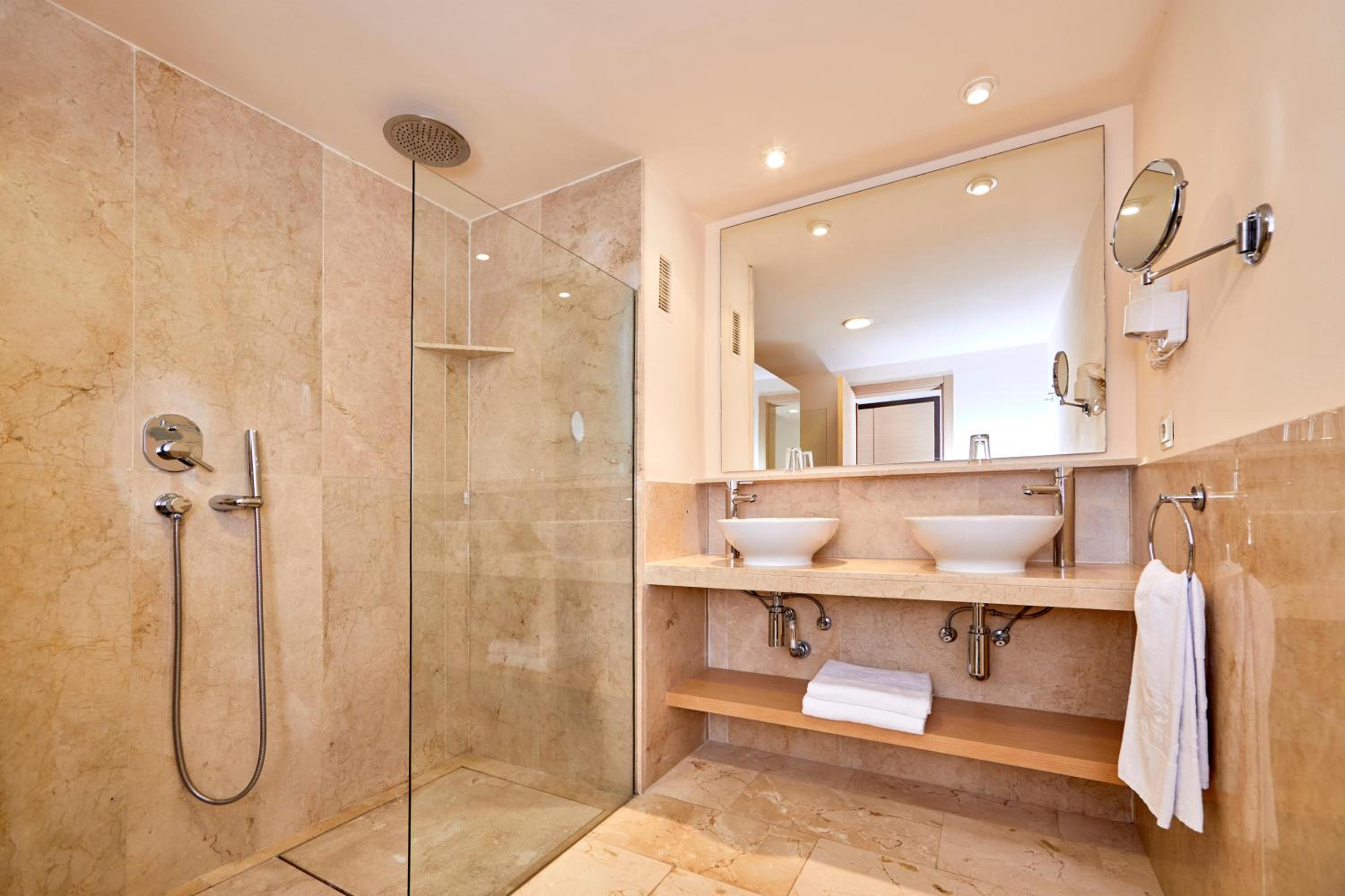 One-Bedroom Suite - Photo 4