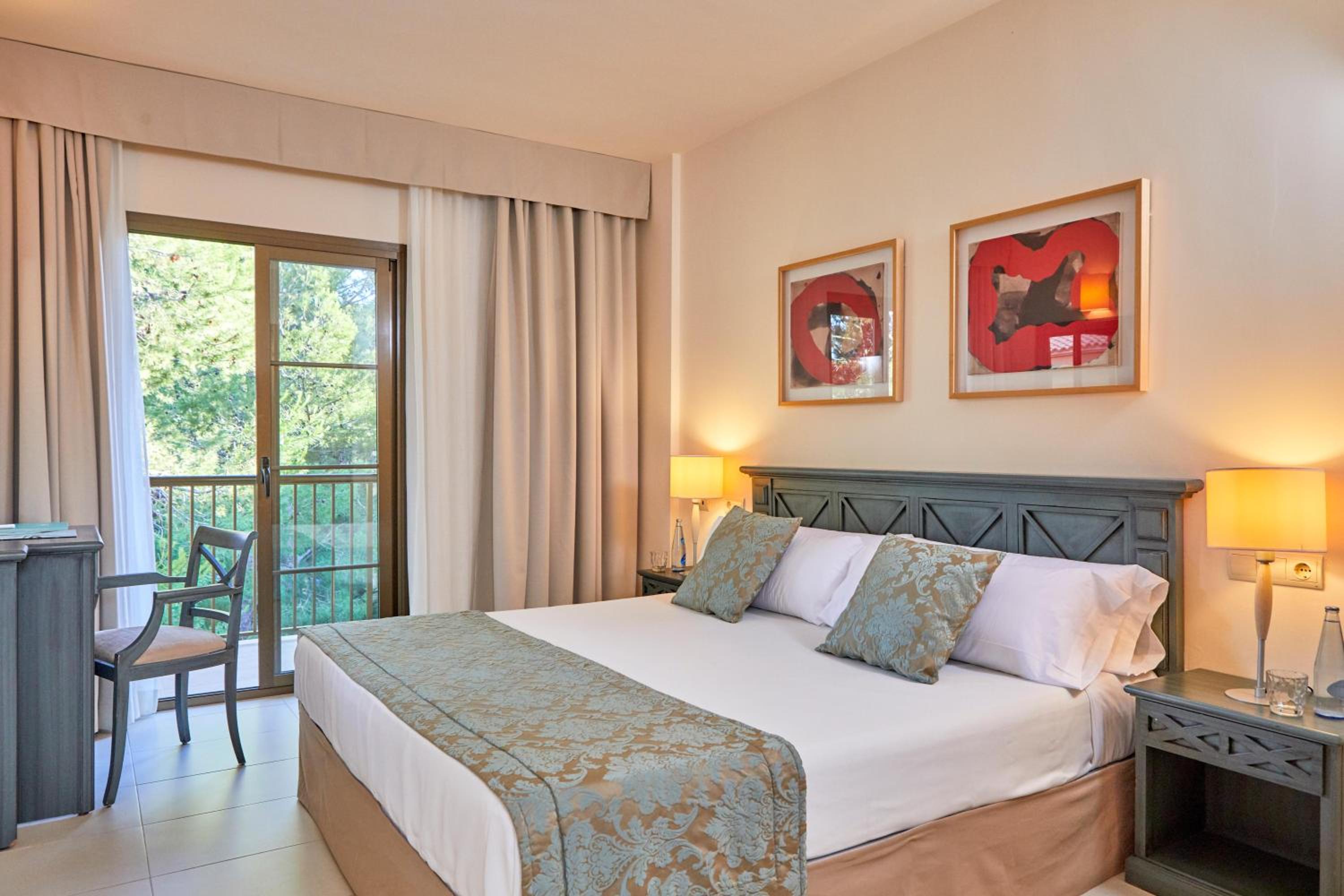 One-Bedroom Park Suite with Pool View - Photo 3