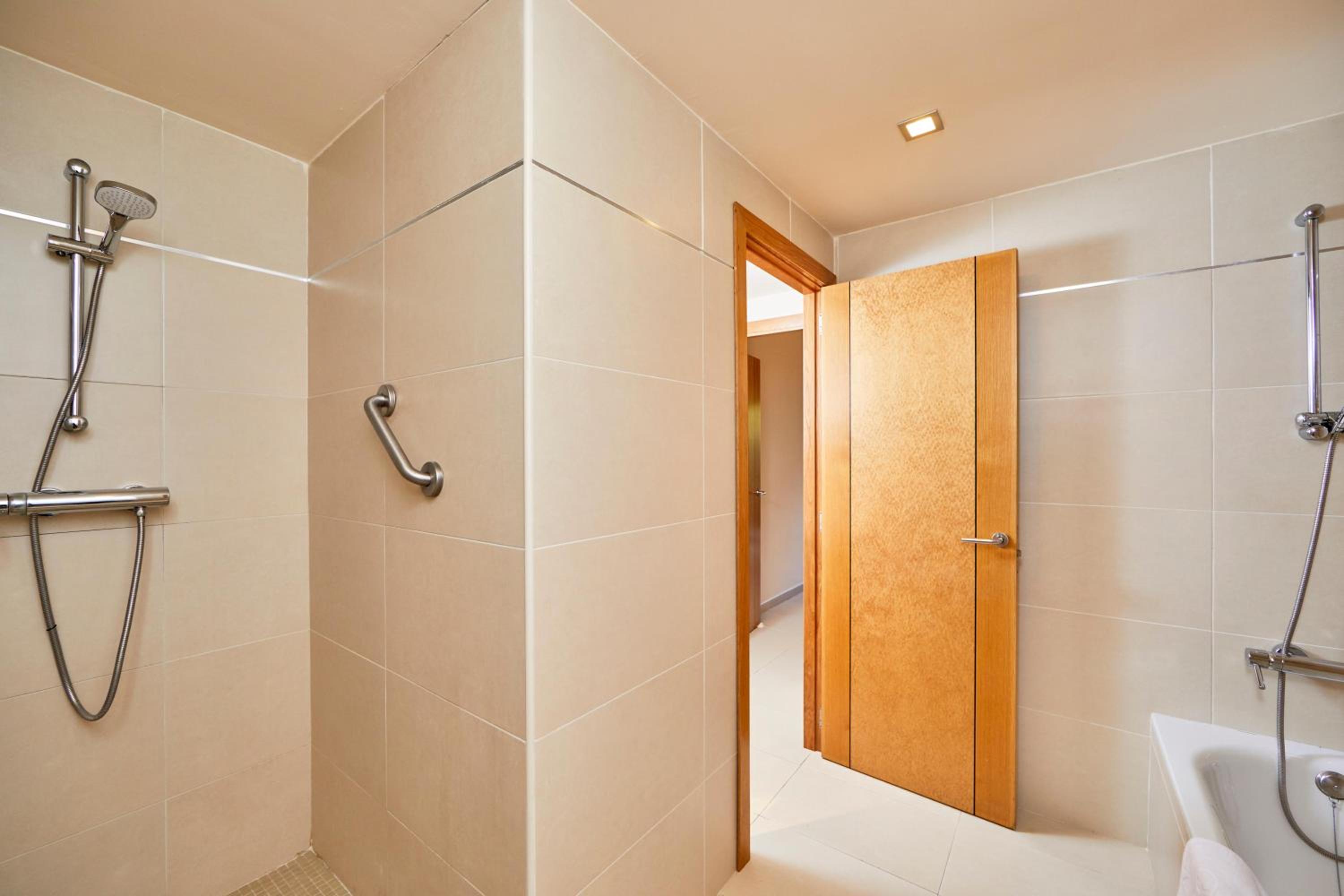 One-Bedroom Park Suite with Pool View - Photo 5
