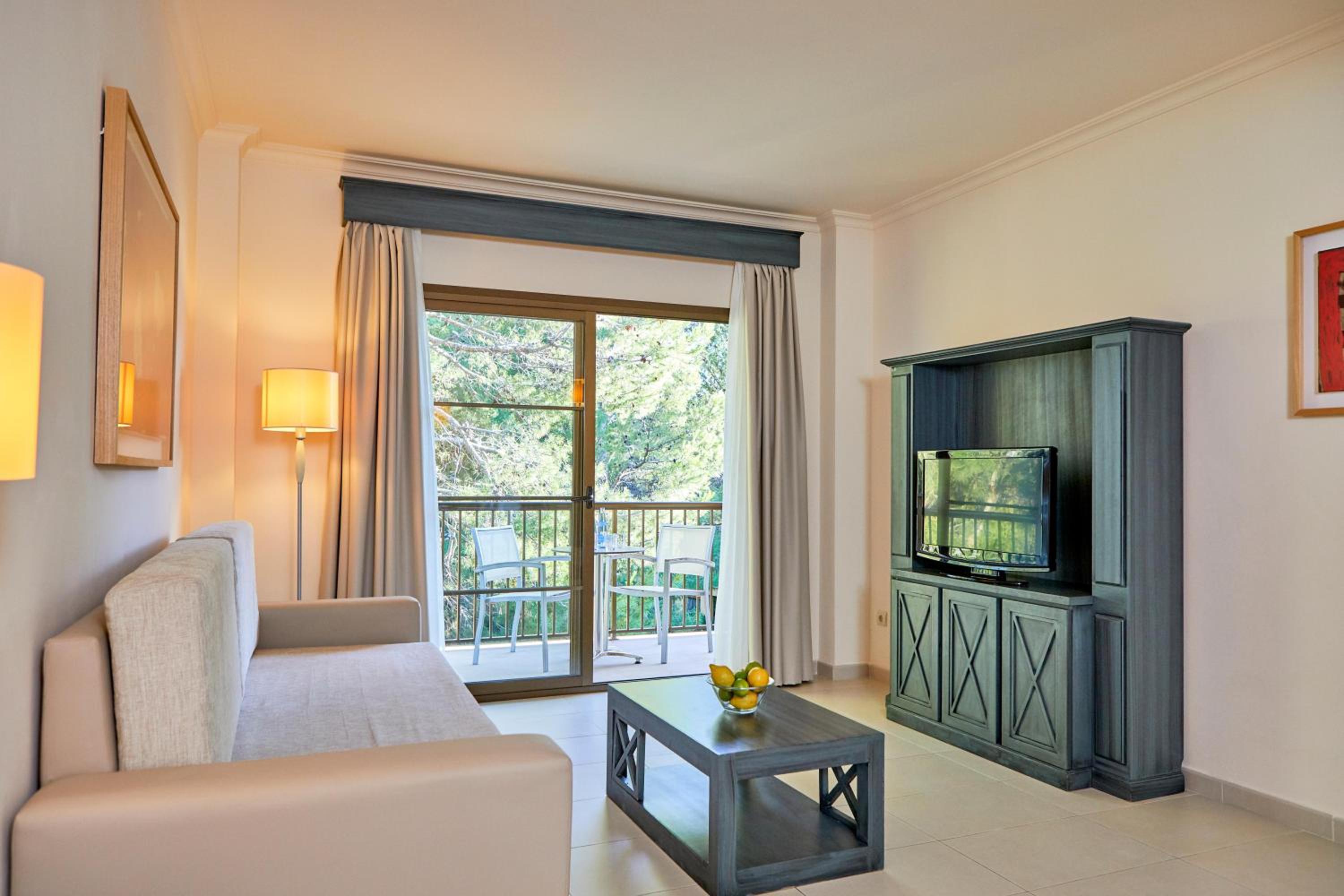One-Bedroom Park Suite with Pool View - Photo 4
