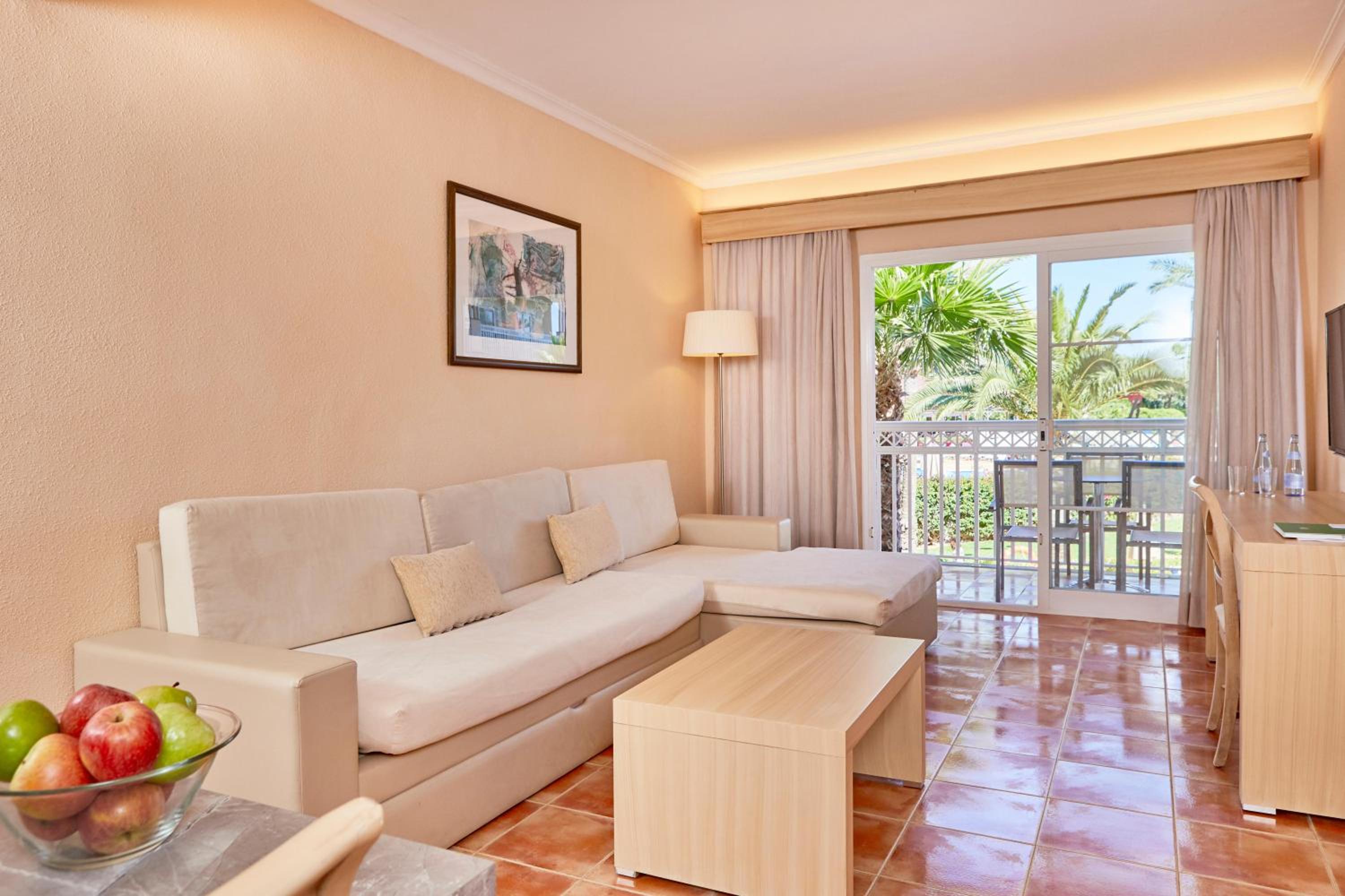 Suite de una habitación con vista a la piscina