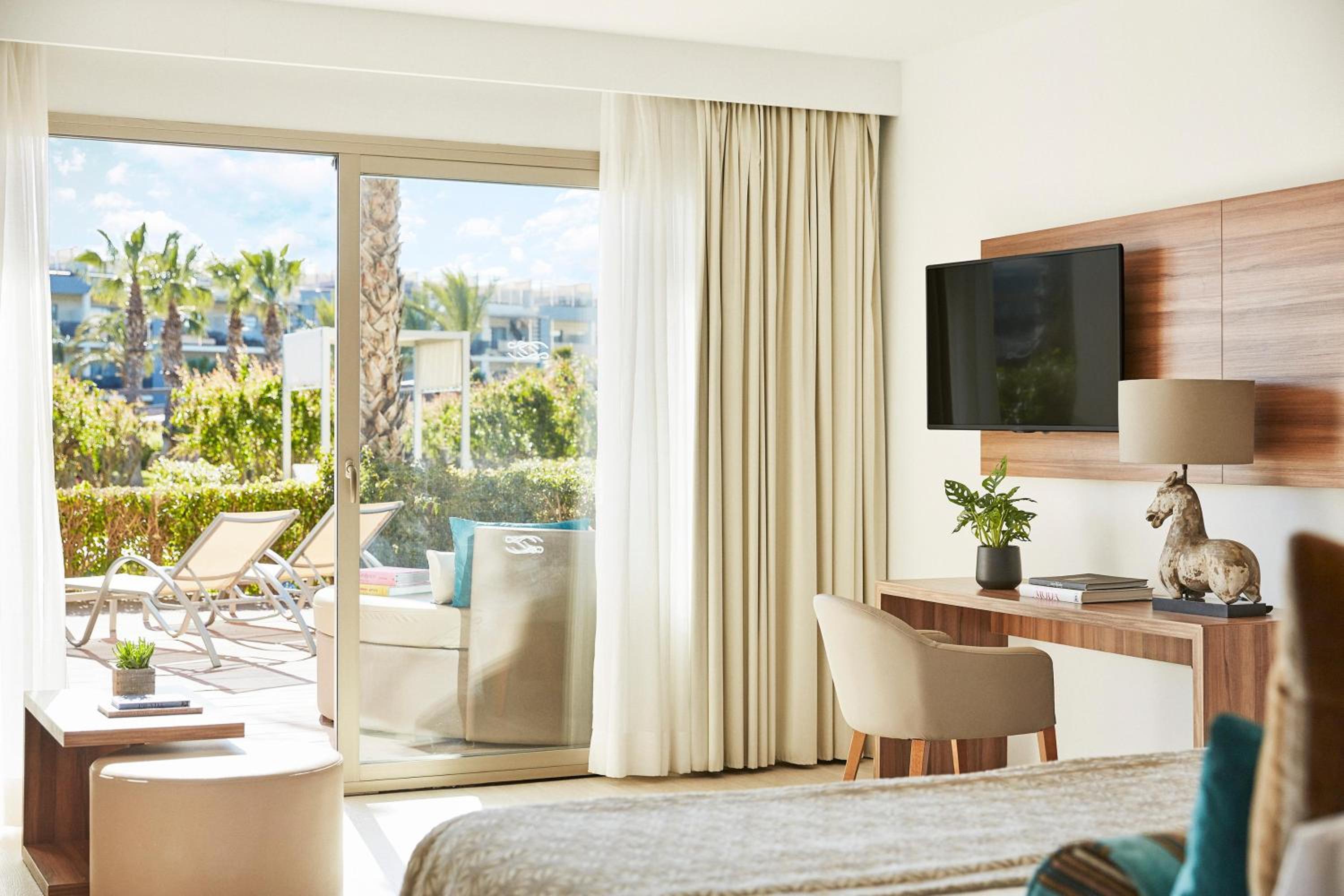 Junior Suite with Private Pool thumbnail 5