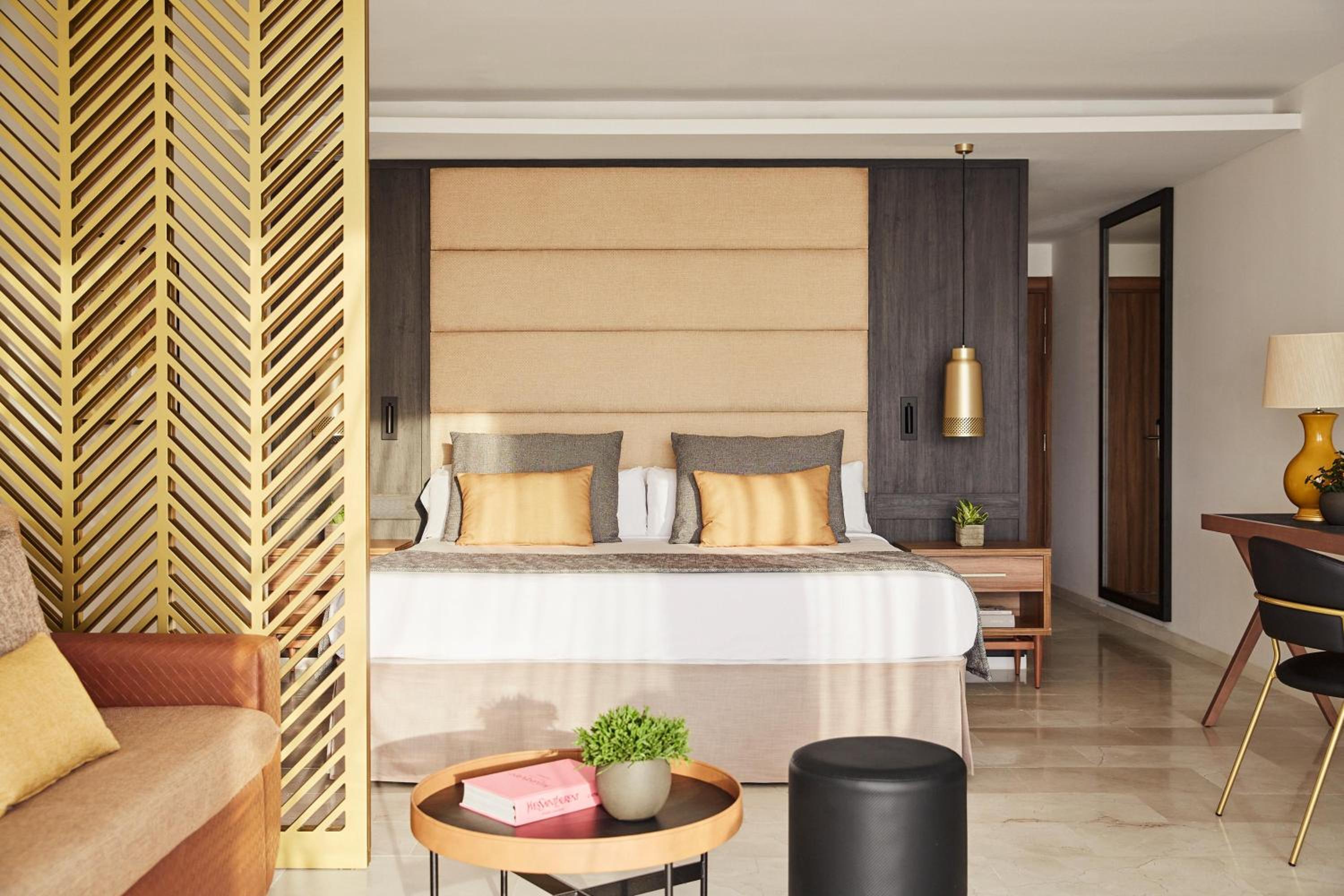 Junior Suite with Private Pool - Photo 4