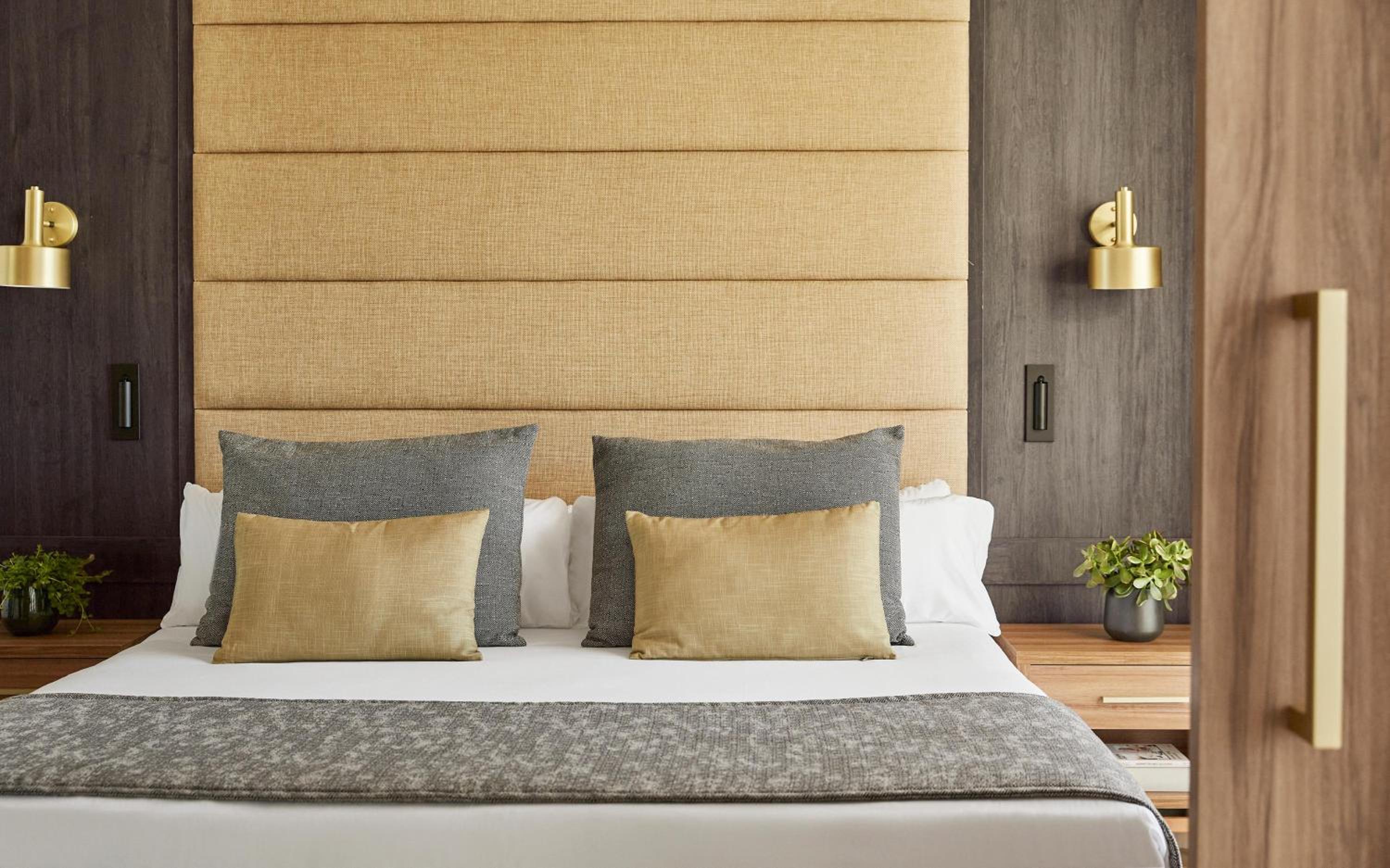 One-Bedroom Suite with Pool View - Photo 3