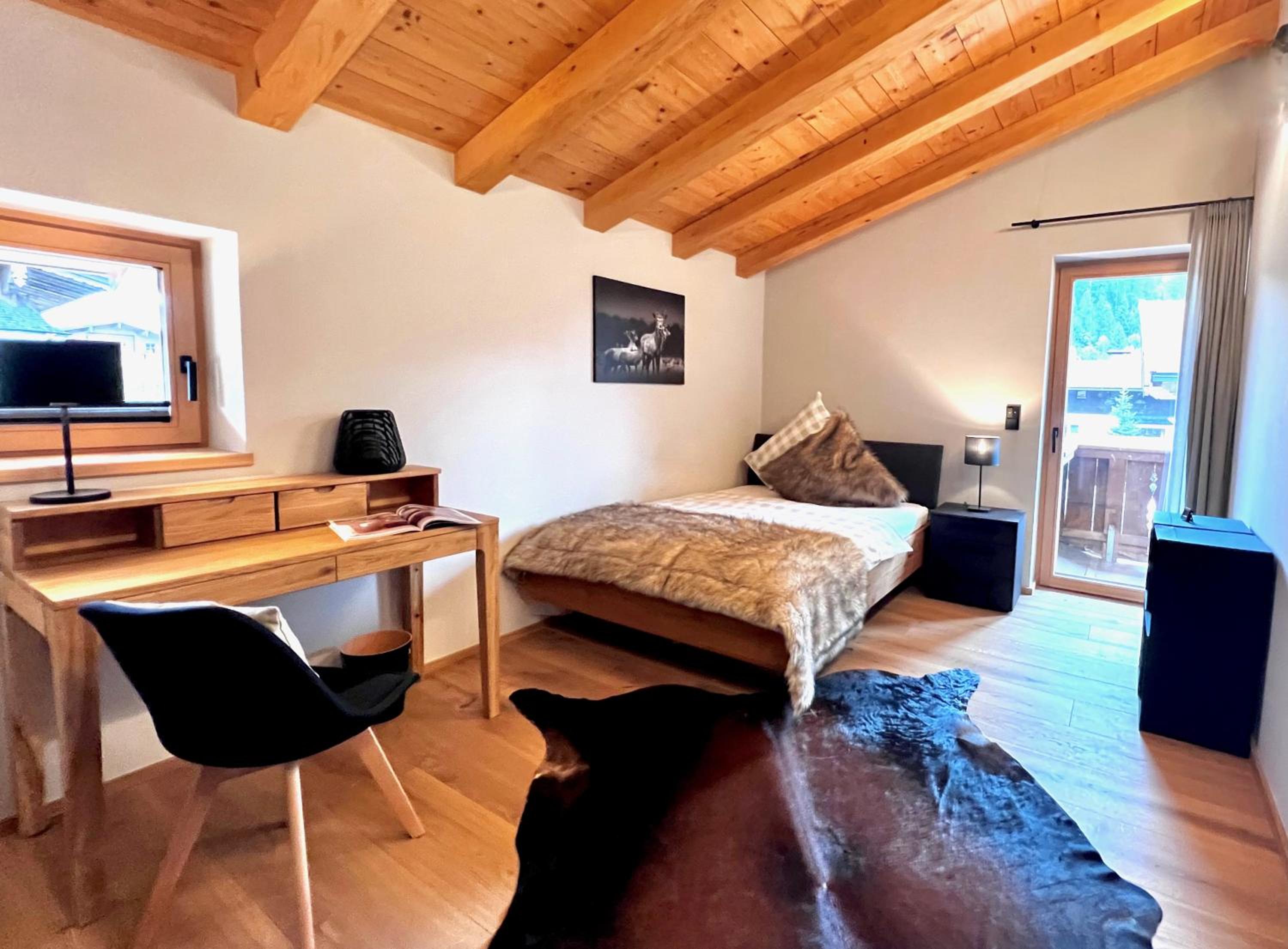 Five-Bedroom House photo 3