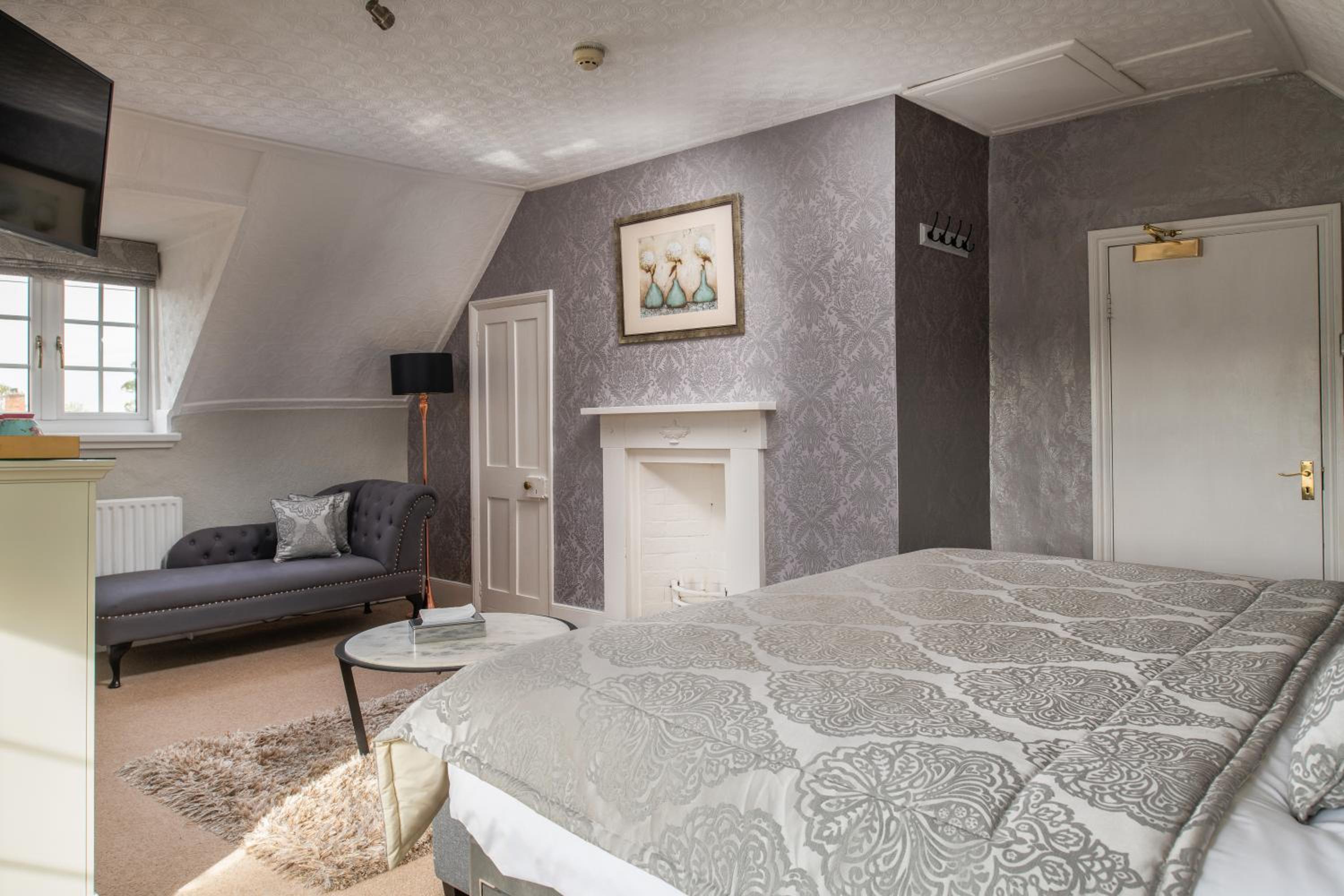 Superior Suite - Photo 9