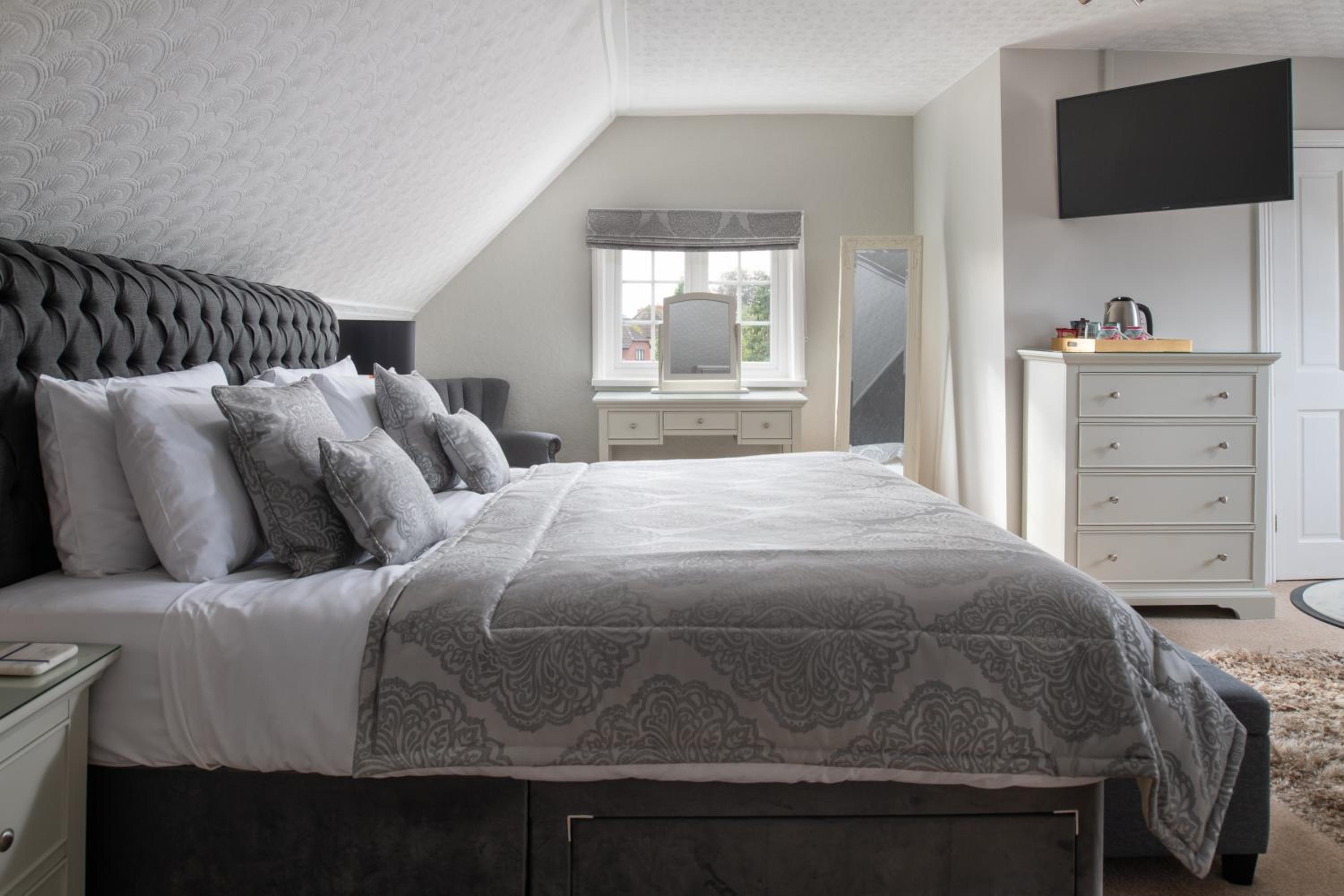 Superior Suite - Photo 8