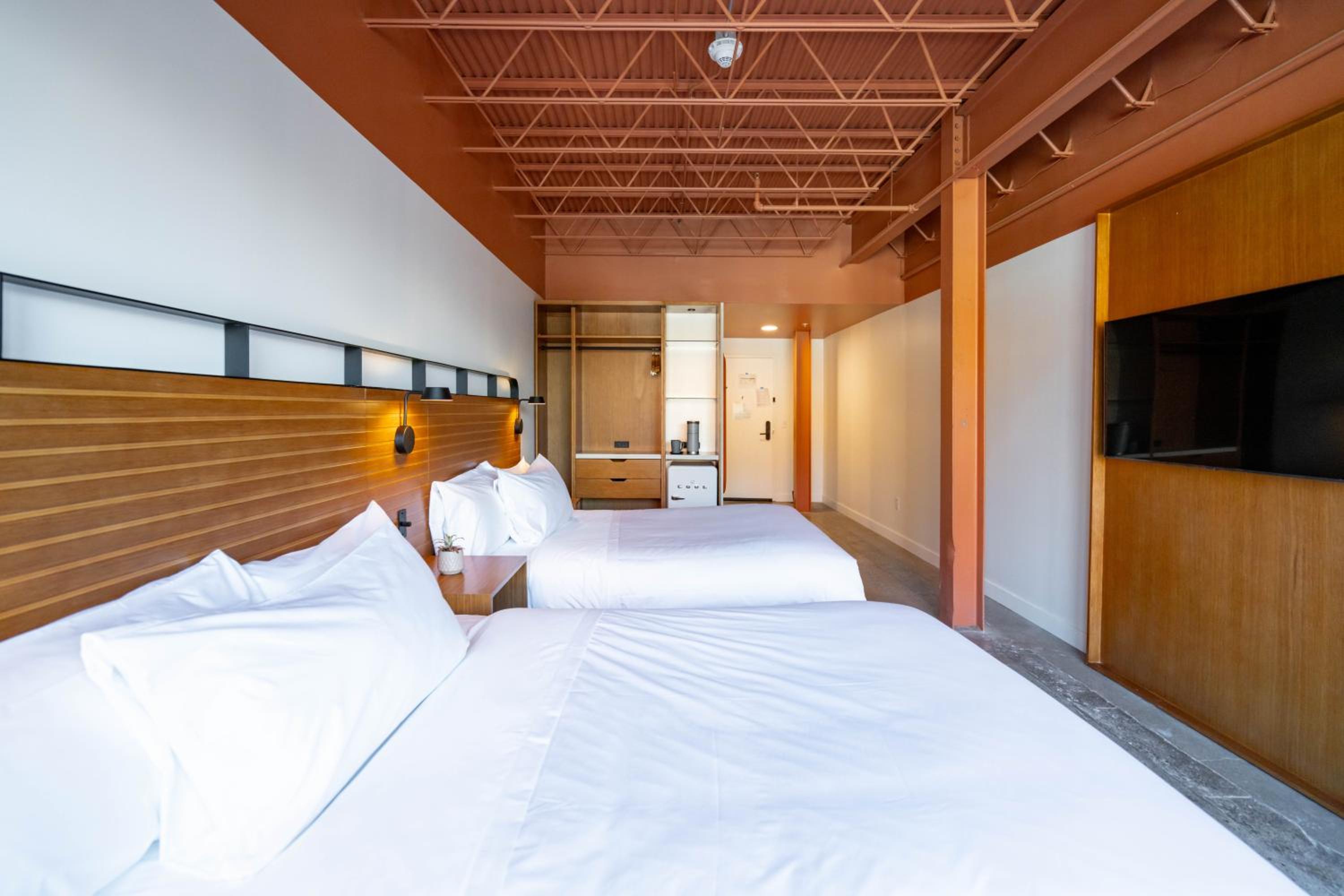 Standard Queen Room With Two Queen Beds - Photo 2