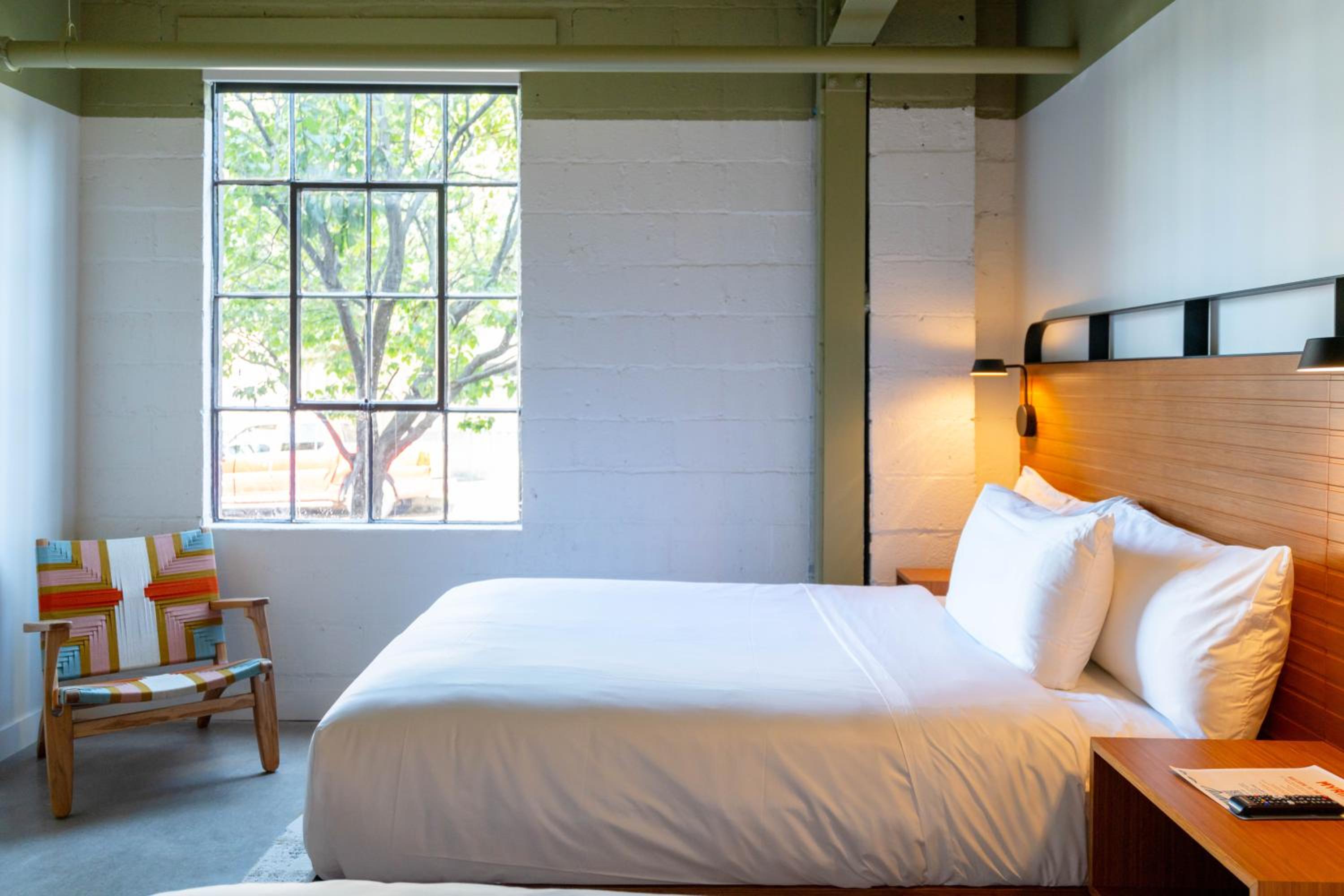 Standard Queen Room With Two Queen Beds - Photo 11