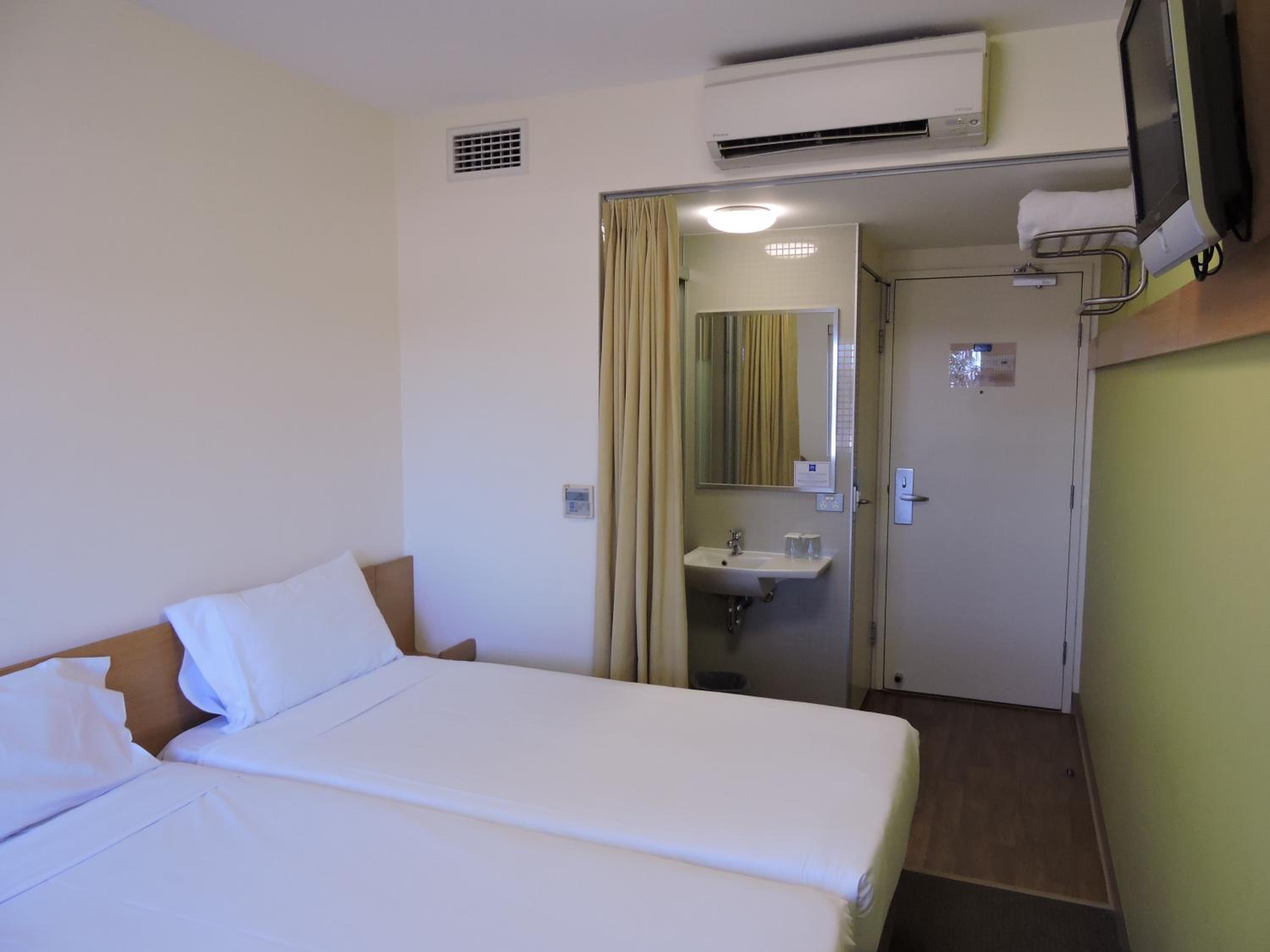 Standard Twin Room - Photo 3