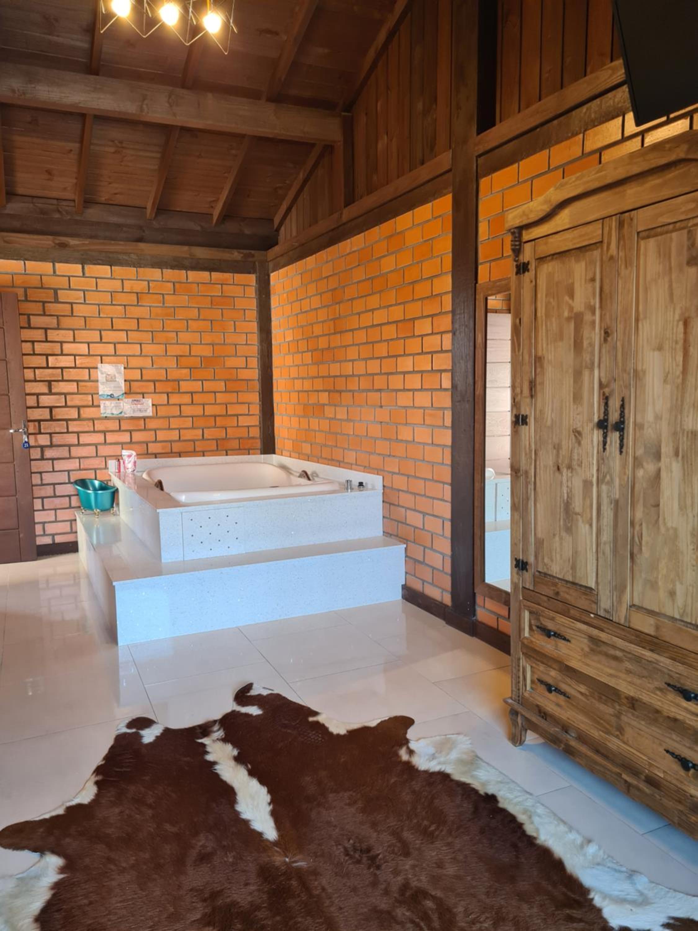 Suite with Hot Tub photo 2