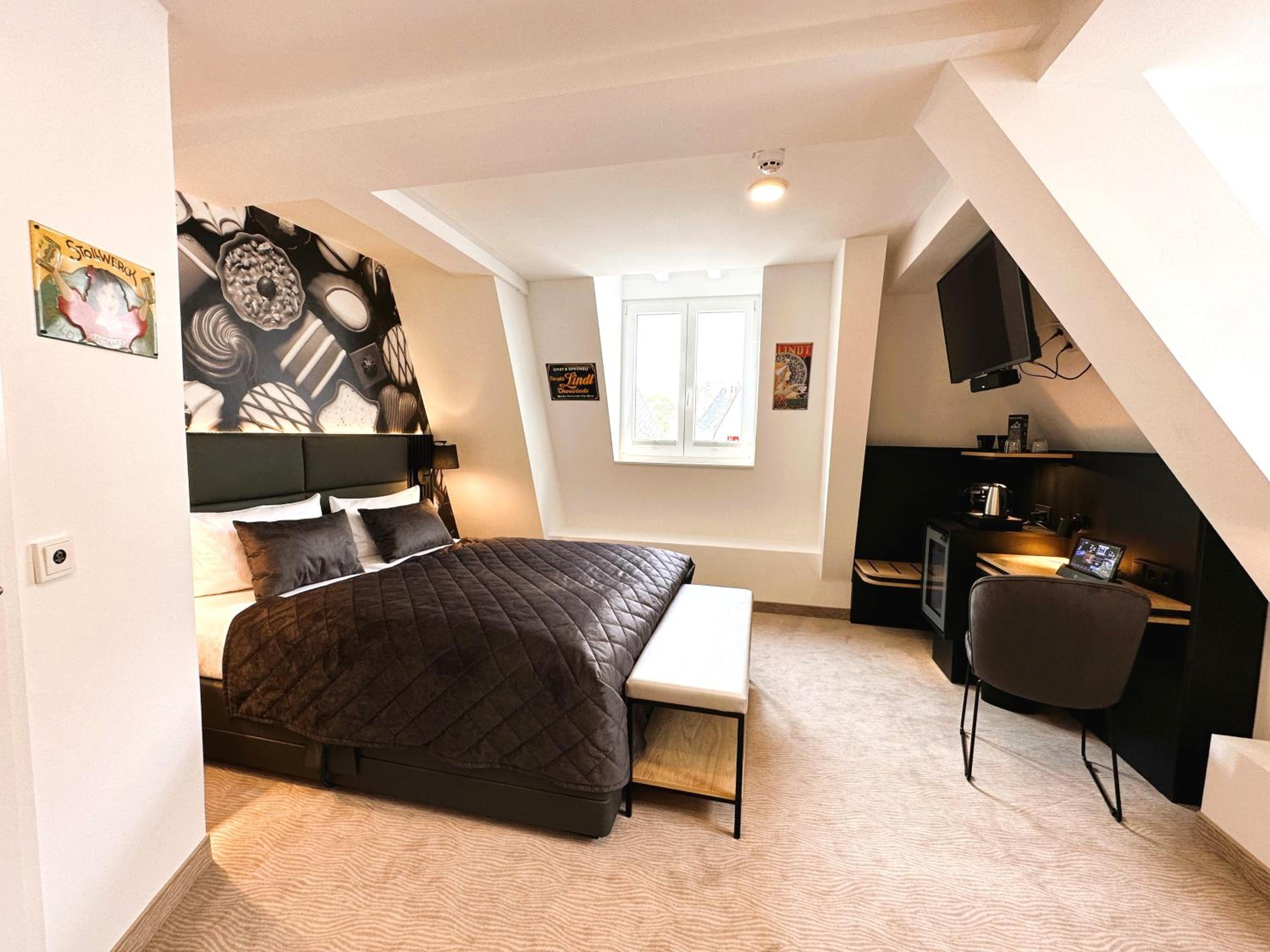 Large Double Room with Old Town View - Photo 1