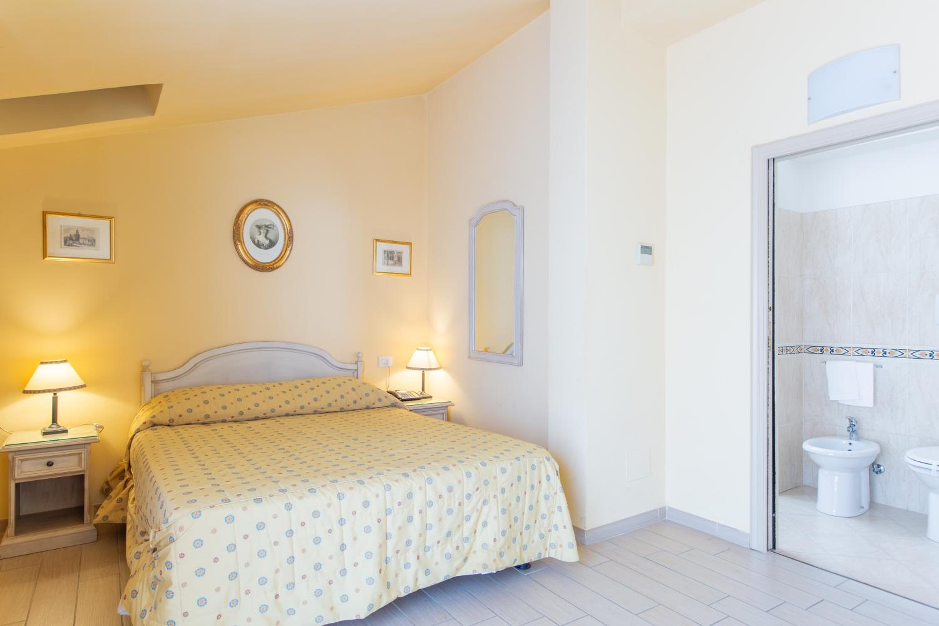 Standard Double or Twin Room - Photo 9
