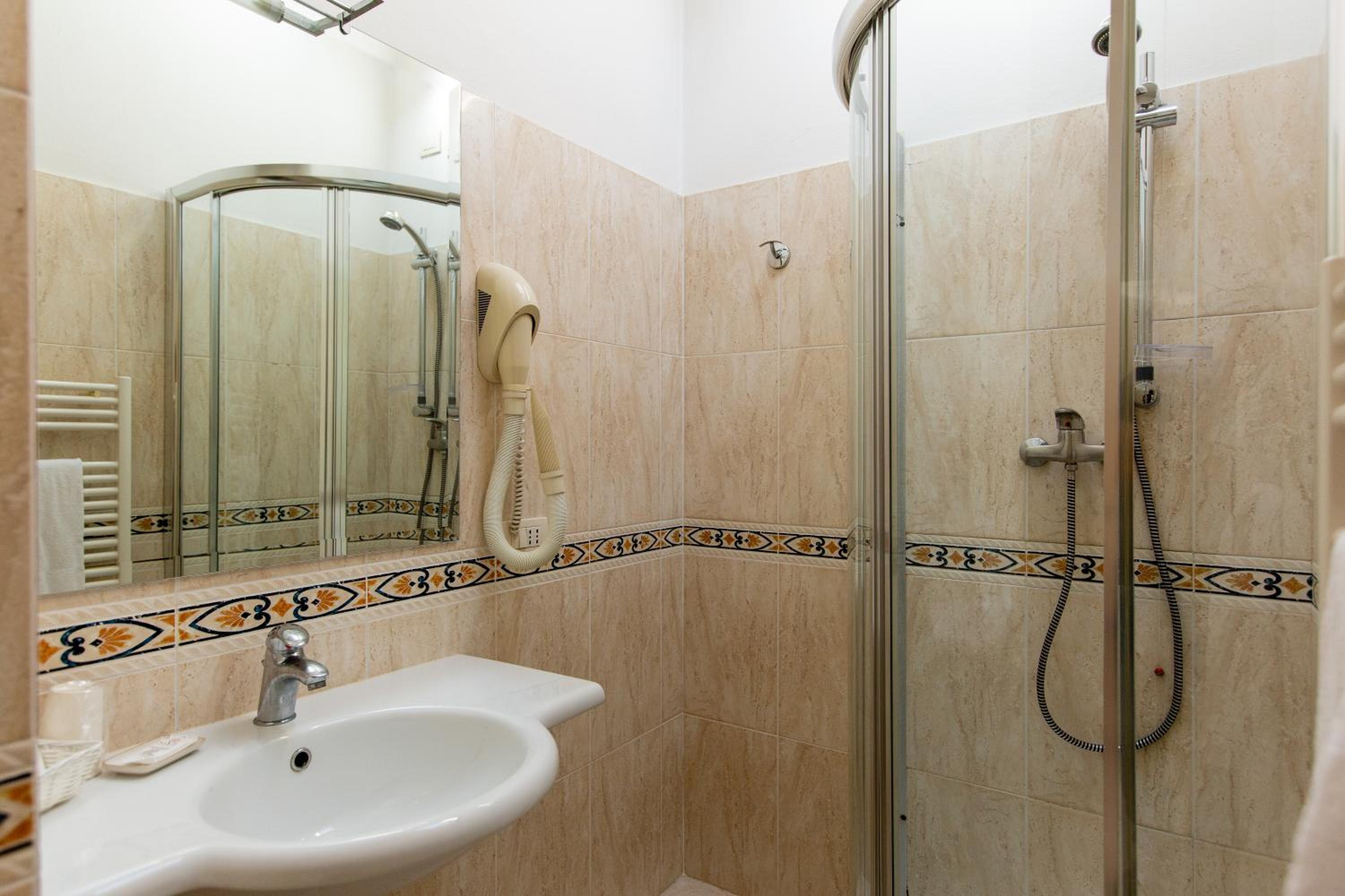 Standard Double or Twin Room - Photo 6