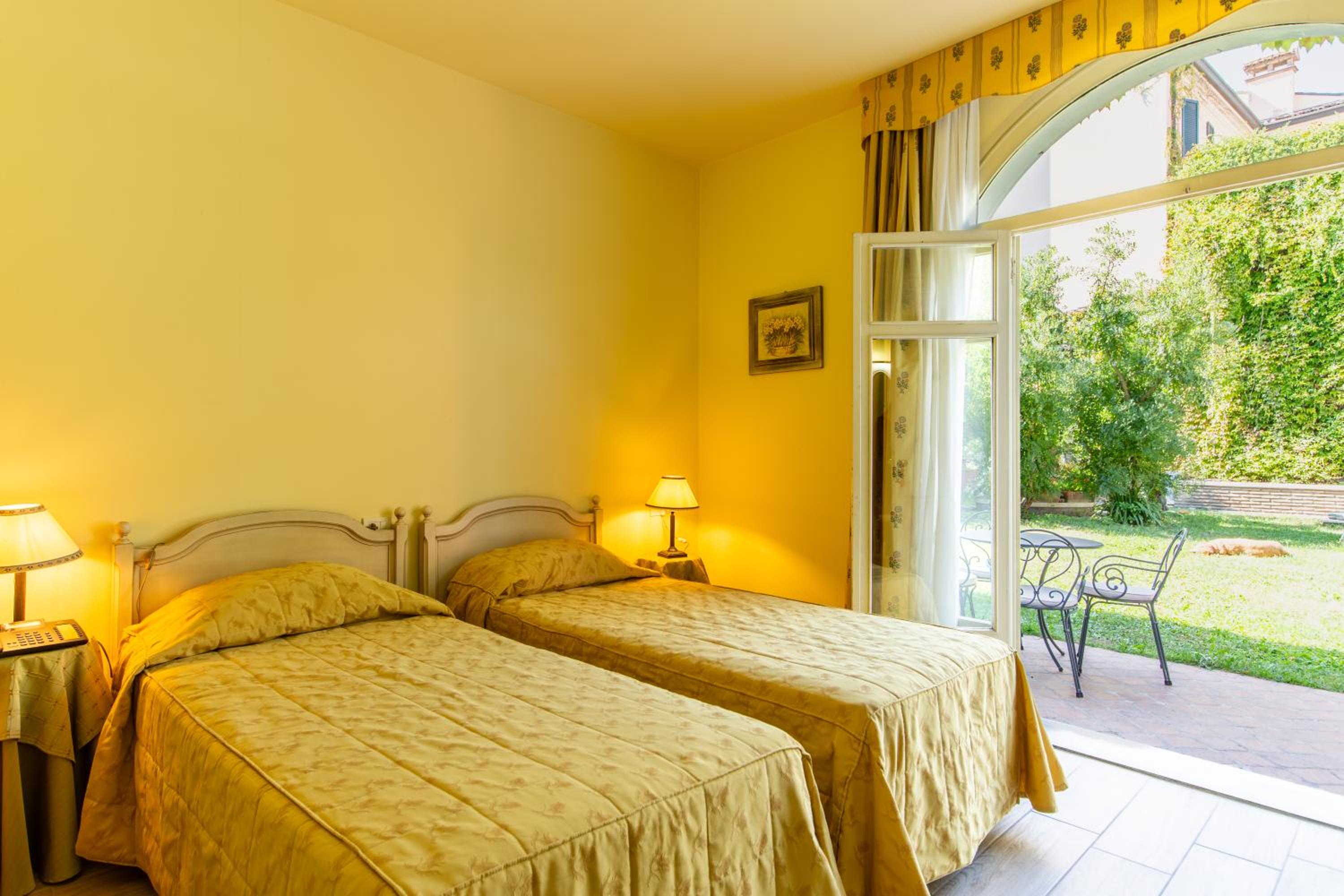 Standard Double or Twin Room - Photo 5