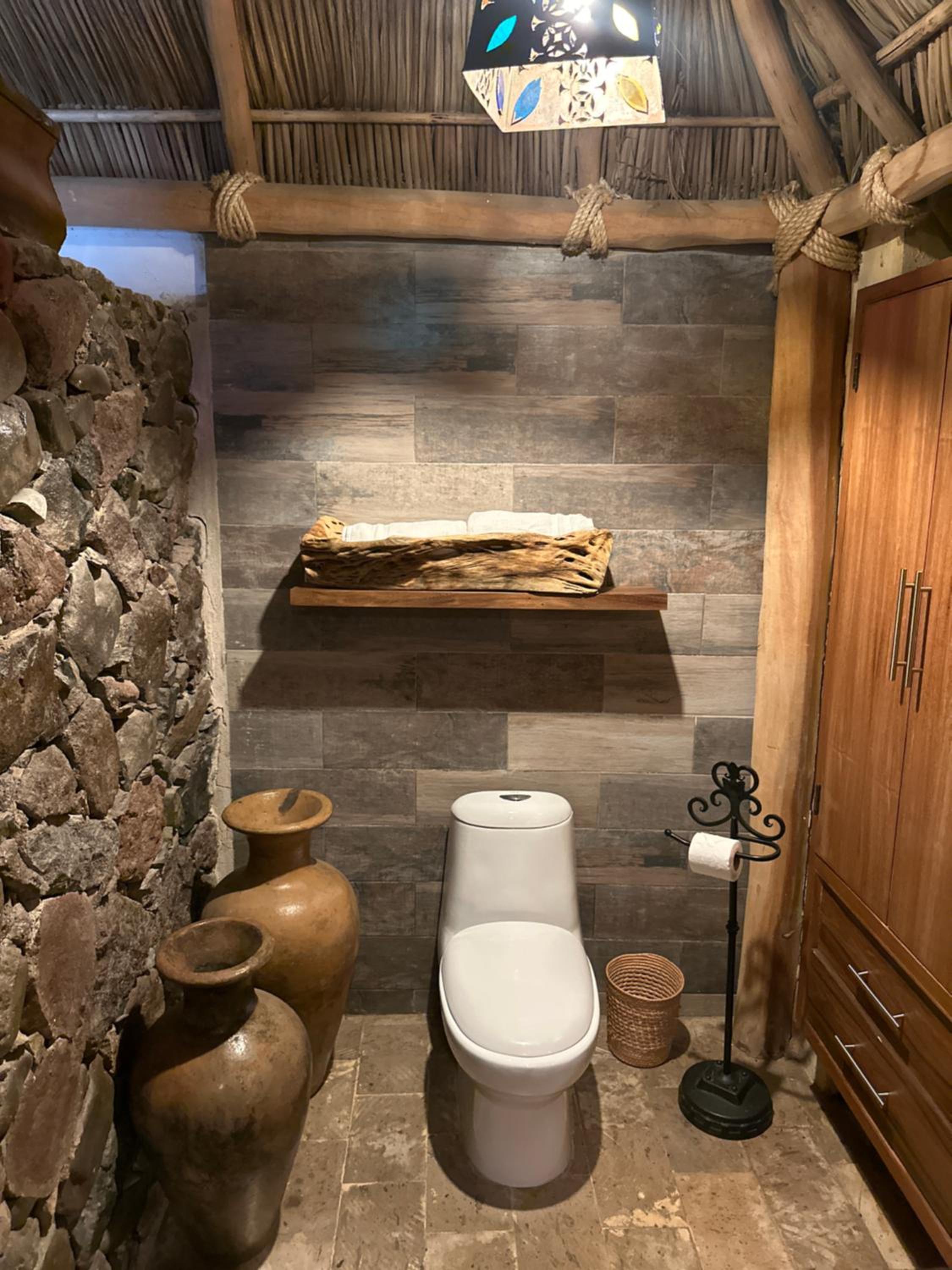 Deluxe King Suite - Photo 7