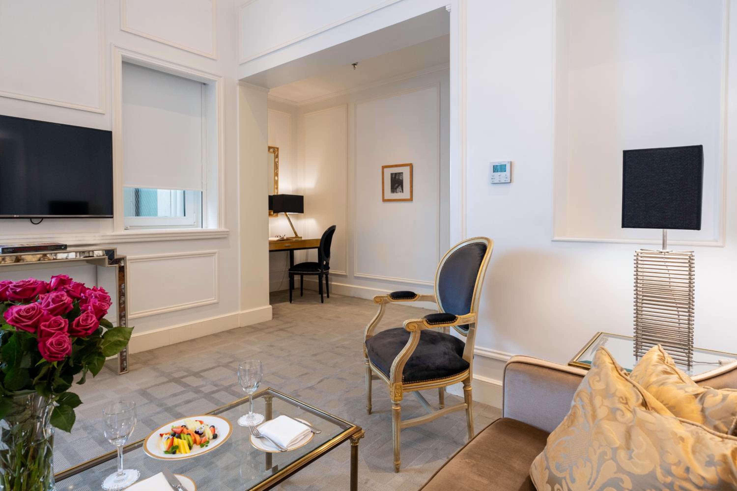 Executive One-Bedroom Suite thumbnail 5